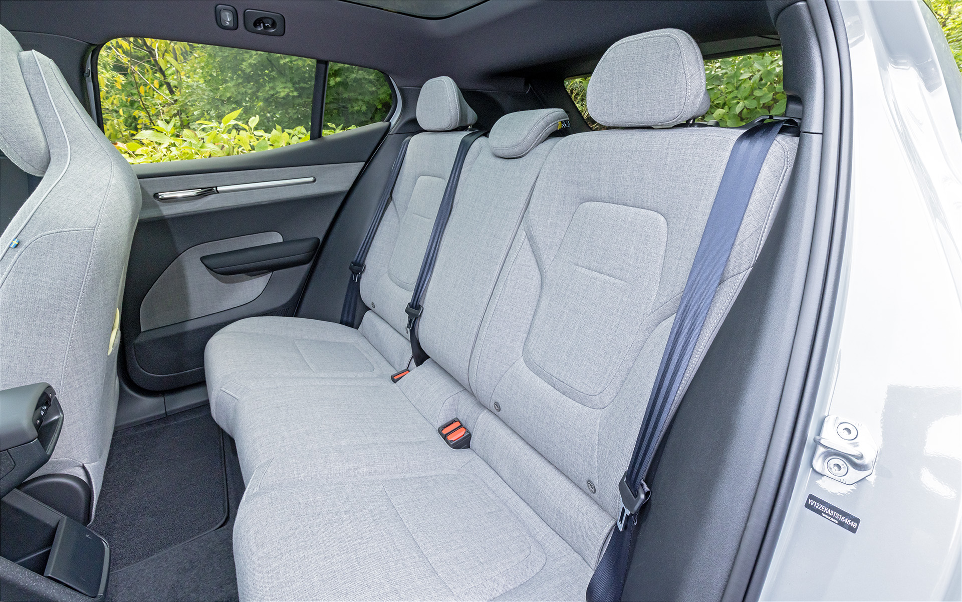 シート素材はテイラード・ウールブレンドで、シートカラーはミスト。運転席と助手席は8Wayパワーシートでシートヒーターも備える