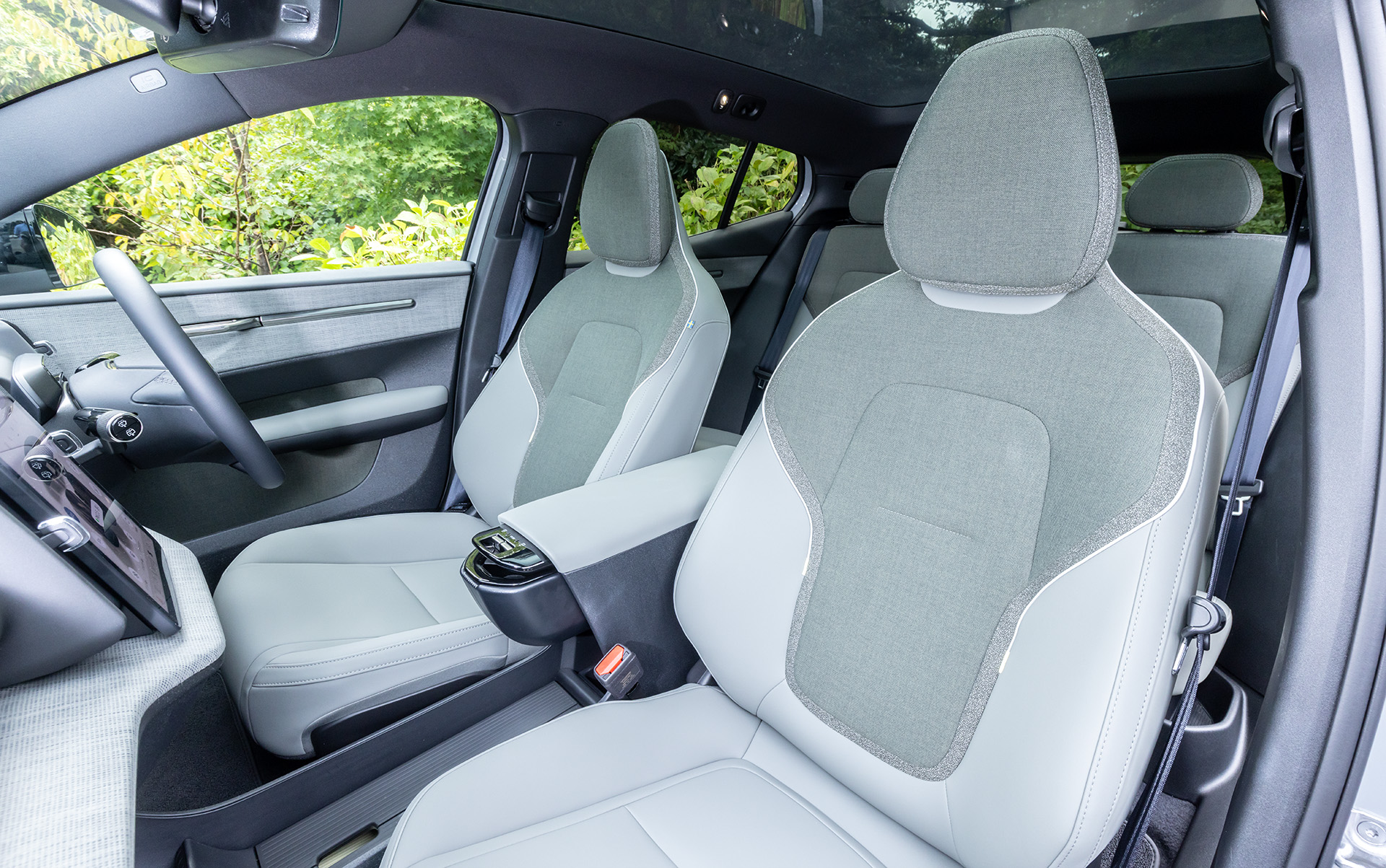 シートはウール30％とリサイクル・ポリエステルを70％使用したテイラード・ウールブレンド。フロントシートのクッションのデザインを変更し、シートの座り心地を改善している