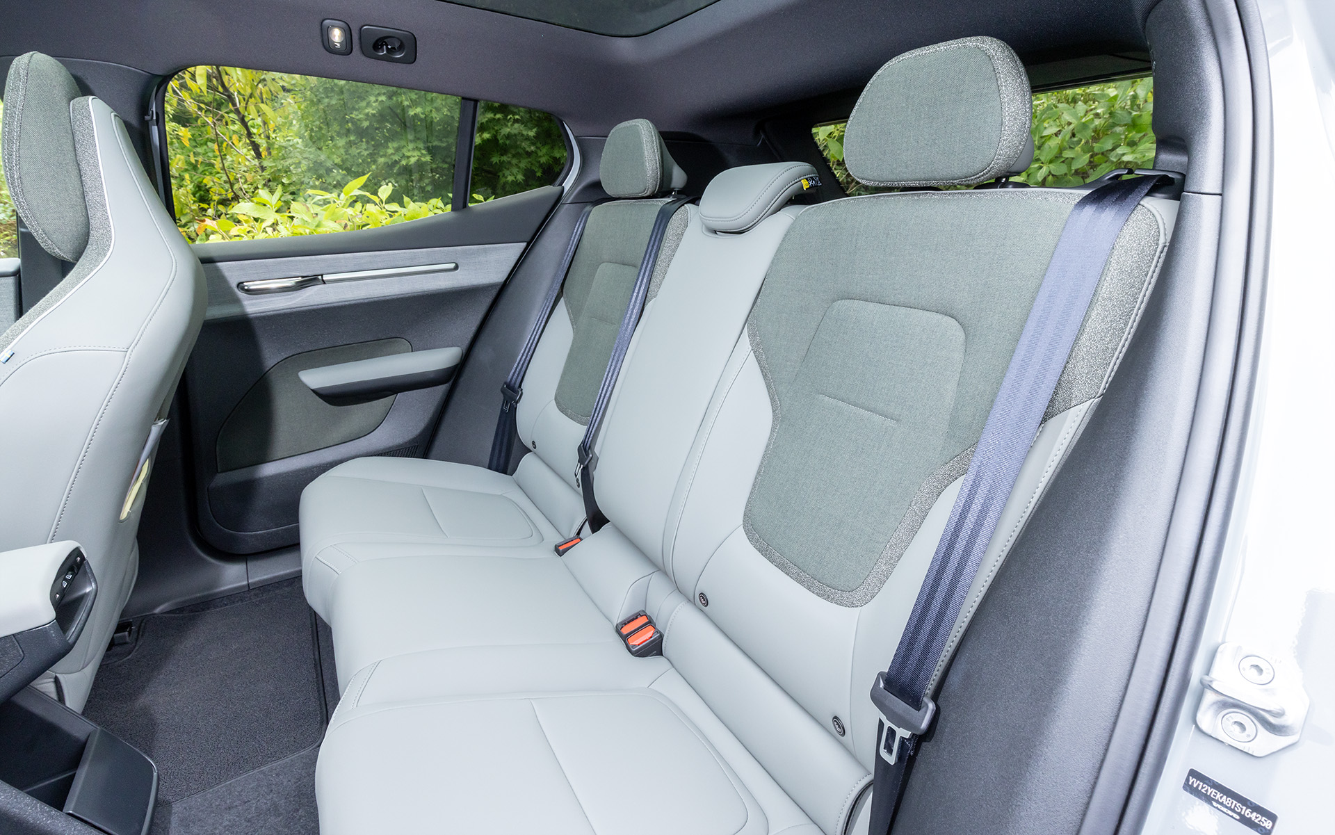 シートはウール30％とリサイクル・ポリエステルを70％使用したテイラード・ウールブレンド。フロントシートのクッションのデザインを変更し、シートの座り心地を改善している