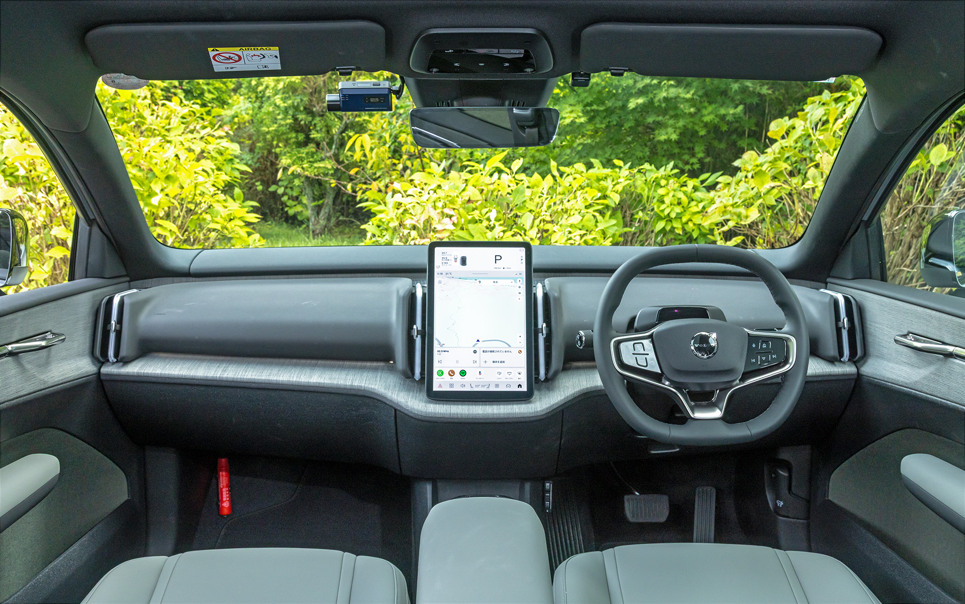 インテリアカラーは、自然素材とリサイクル材とバイオ素材を融合した「パイン」で、スカンジナビアの森の常緑樹の松やモミの葉からインスピレーションを得た色彩となっている。ダッシュパネルは亜麻を織ったスタイリッシュな装飾で、インテリアに自然で温かみのあるスカンジナビアの雰囲気をもたらす「Flax decor」仕様