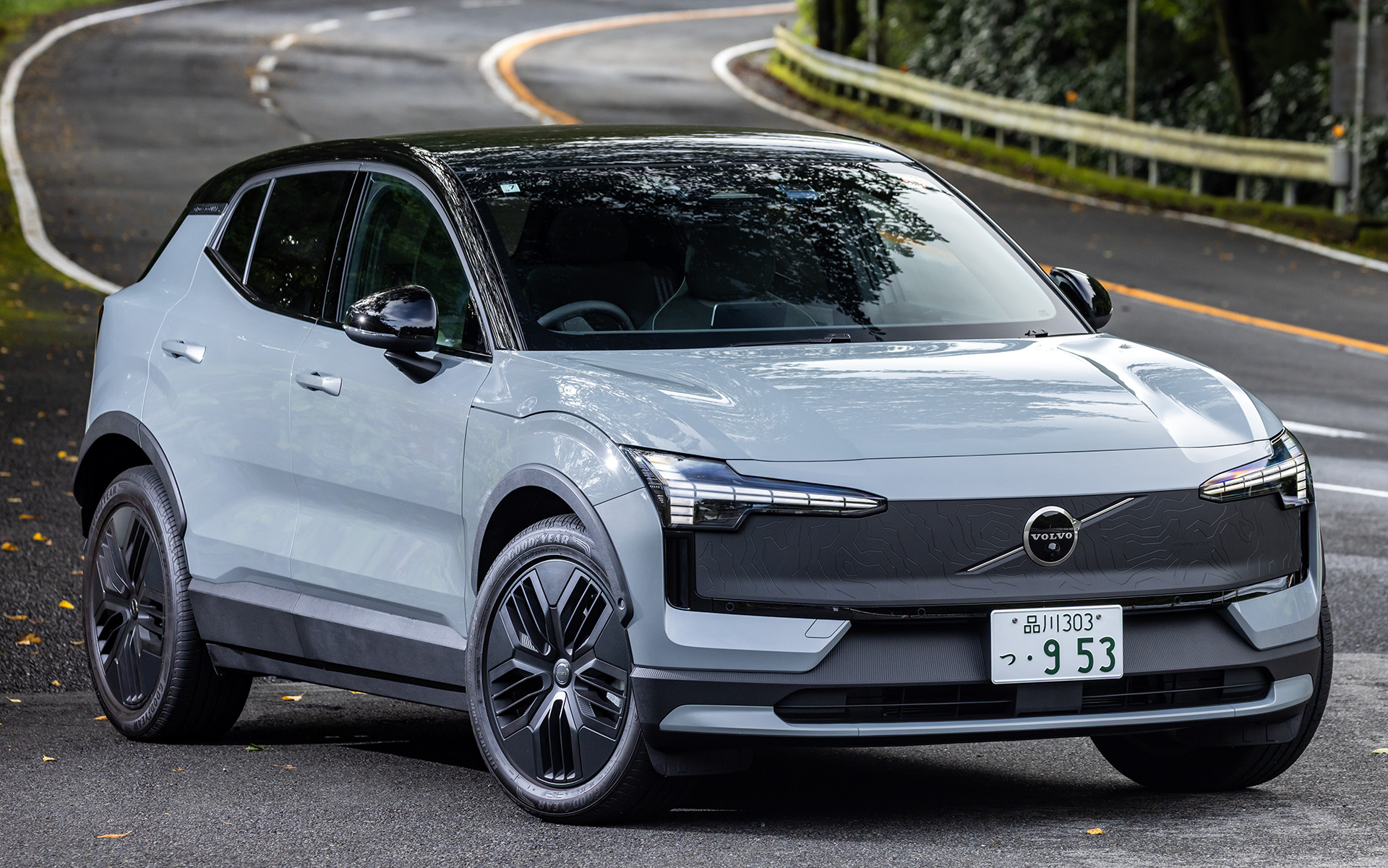 EX30 Cross Country Ultra Twin Motor Performance。試乗車のボディカラーはヴェイパーグレーメタリック。価格649万円