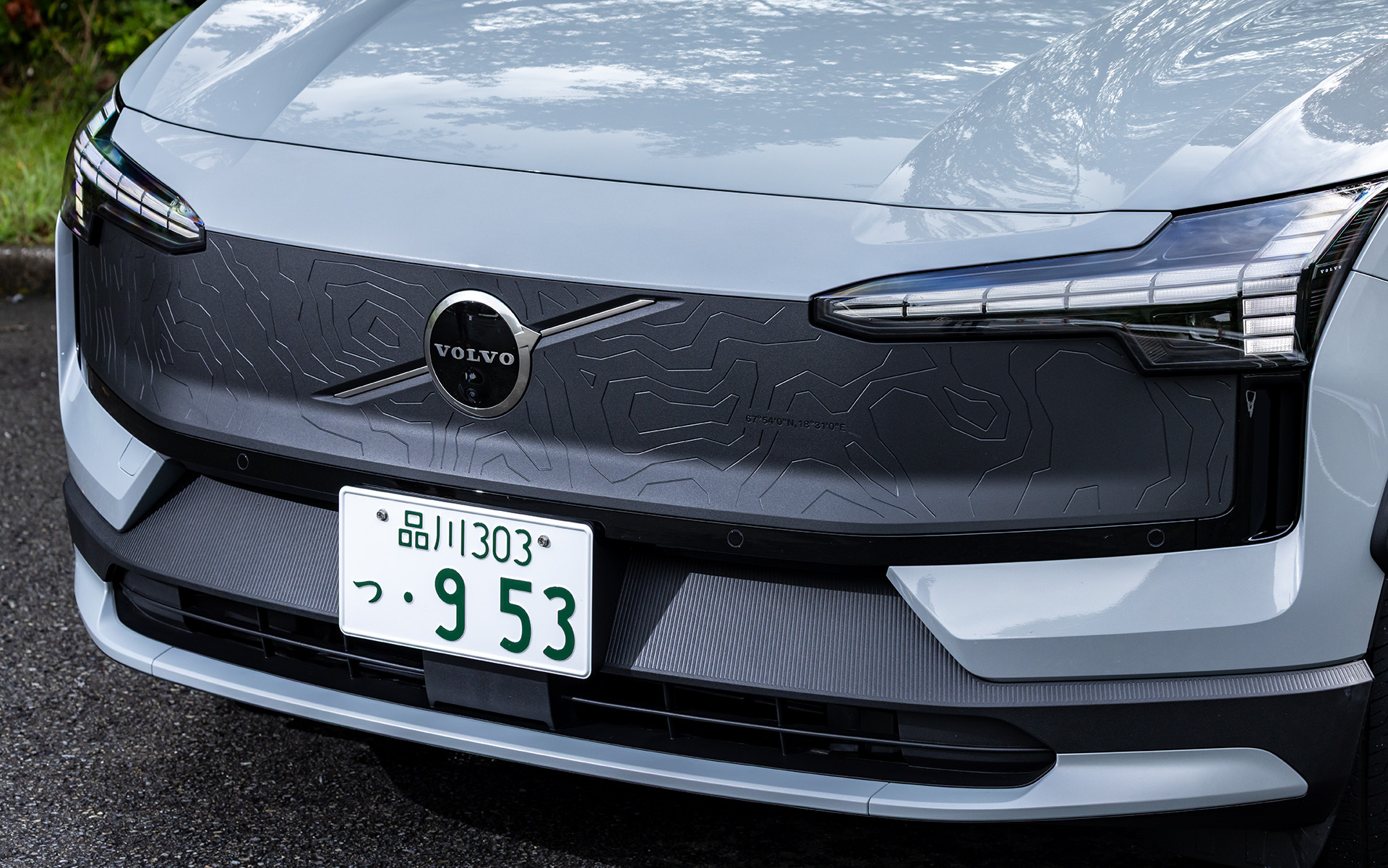 クロスカントリー専用のフロントシールドは、スカンディナヴィア山脈北部にあるスウェーデンの最高峰「ケブネカイセ山」周囲の標高線をトポグラフィーで描いている