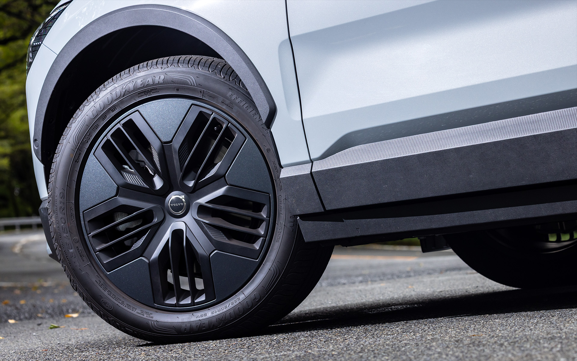 クロスカントリー専用の19インチ×7.5Jホイールは、5スポークでカラーはマットグラファイト/マットブラック。装着タイヤはグッドイヤーの「エフィシェントグリップ パフォーマンス SUV」でサイズは前後とも235/50R19