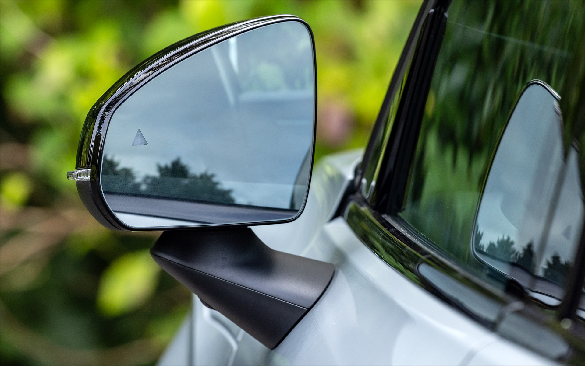 雨水などは隙間に逃がす設計のフレームレスサイドミラーを採用。クロスカントリーは車高が高い分わずかに鏡の面積が大きくなっている（左がクロスカントリー、右がツインモーター）