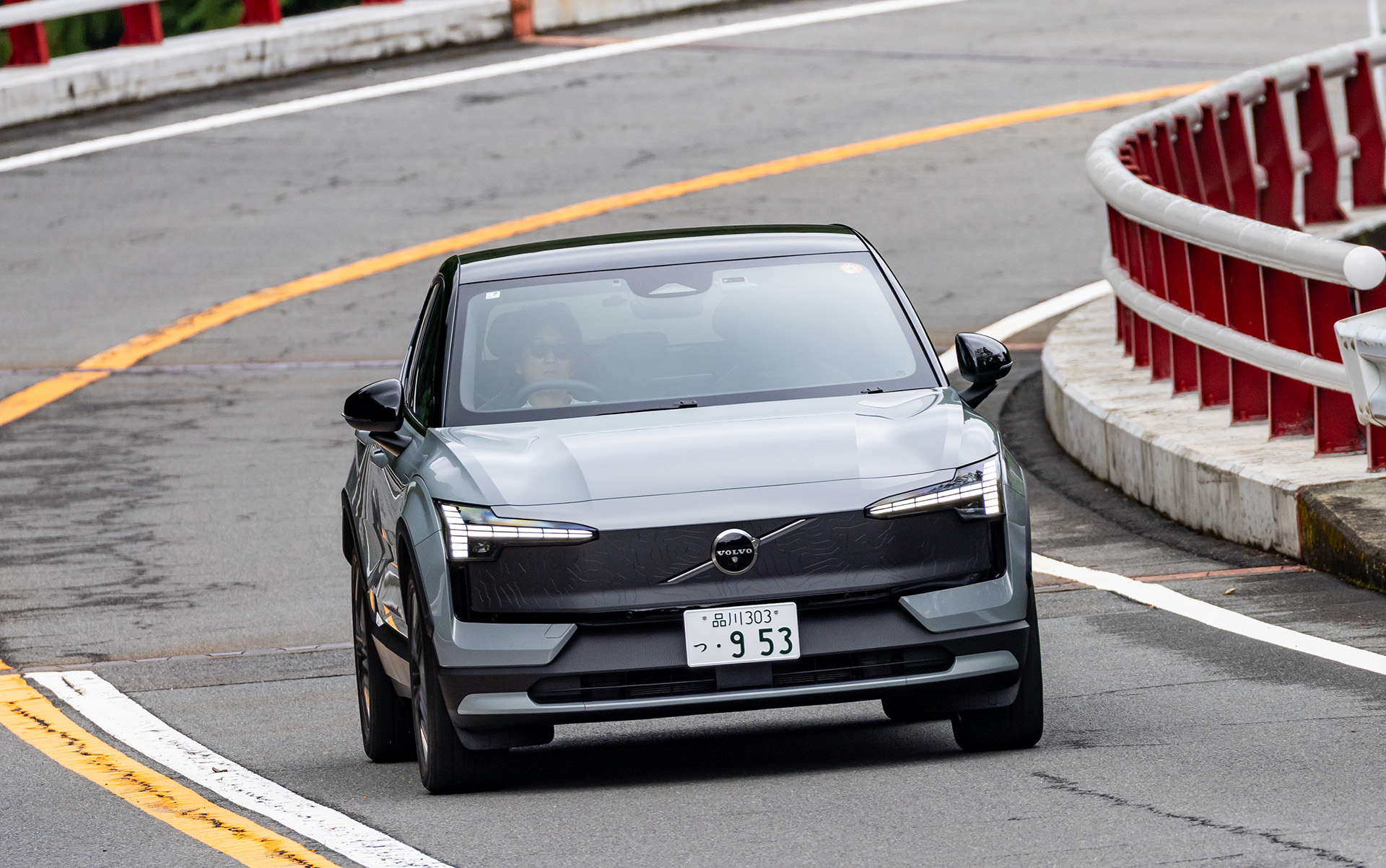 バネやダンパー、スタビなどが専用のレートや減衰設定となっているクロスカントリー