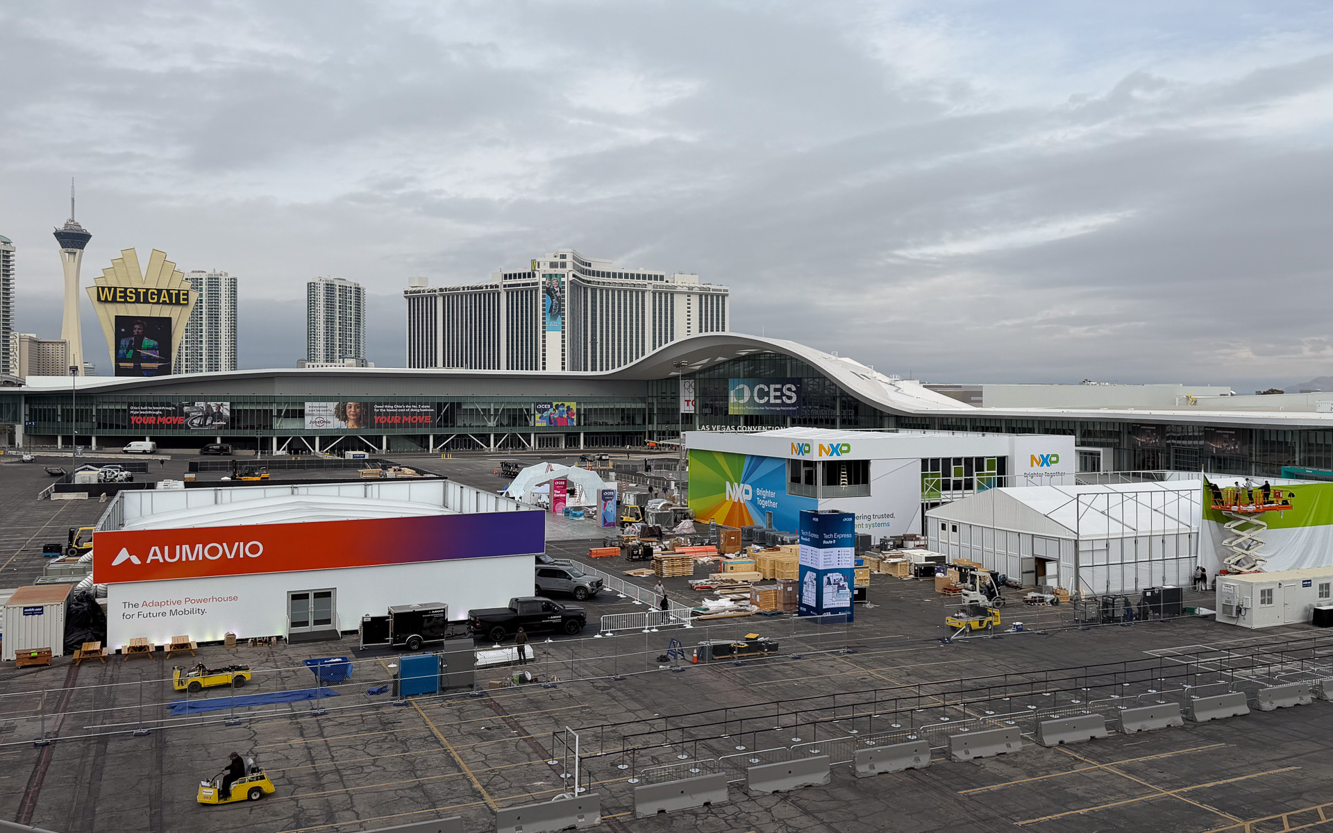 サプライヤーは、センターホール前の駐車場エリアに例年どおり出展するものも。オモビオ（AUMOVIO）はコンチネンタルの自動車部品部門が独立したもので、オモビオとしては初出展