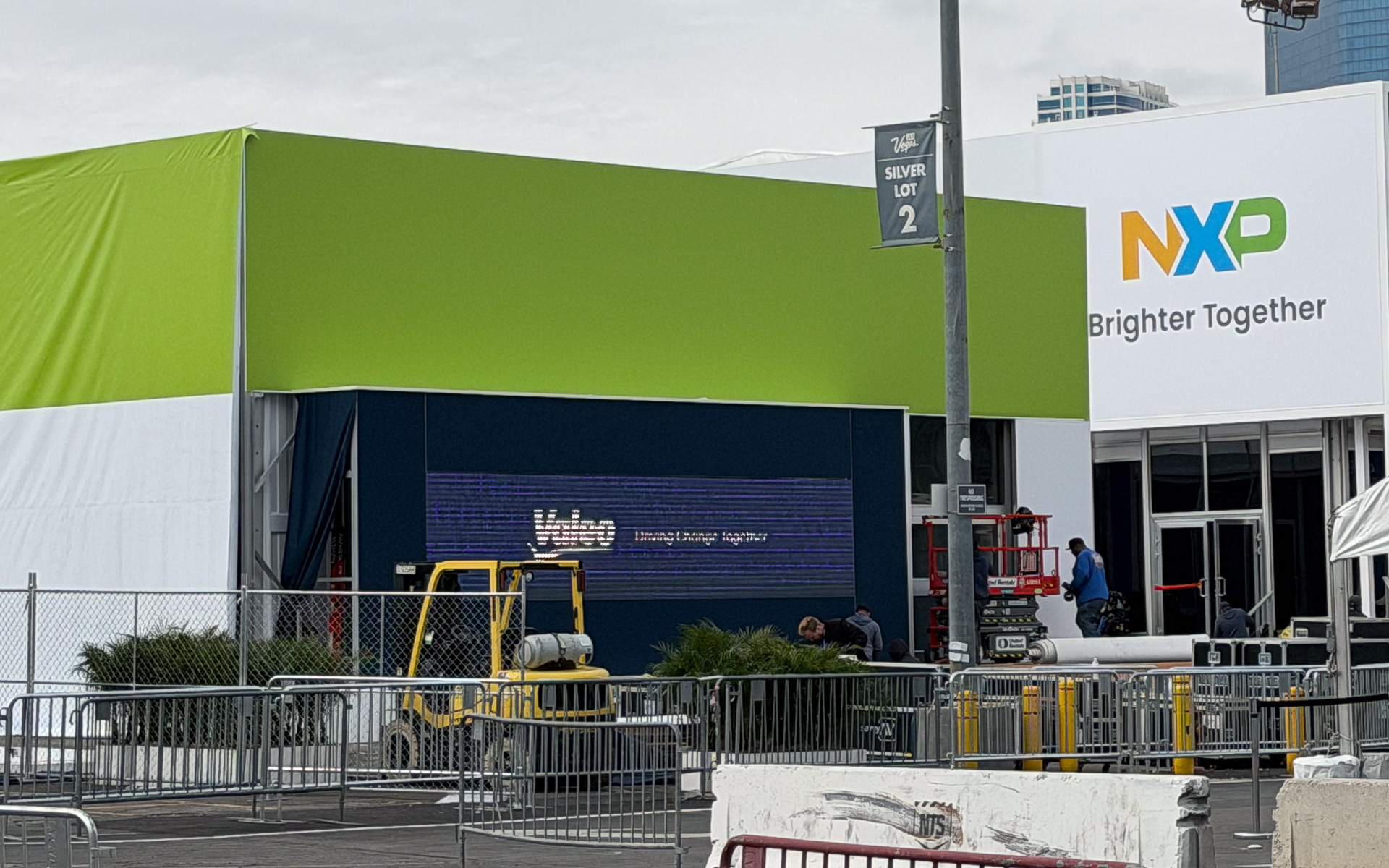 こちらはヴァレオのブース。LiDARなどの映像が壁面ディスプレイに流れていたので、LiDAR系の新展示にも期待