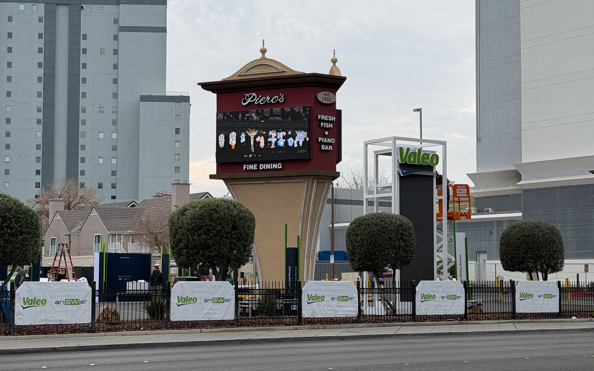 ヴァレオはウエストホールの向かいでデモ展示も実施。各種のクルマが持ち込まれていた