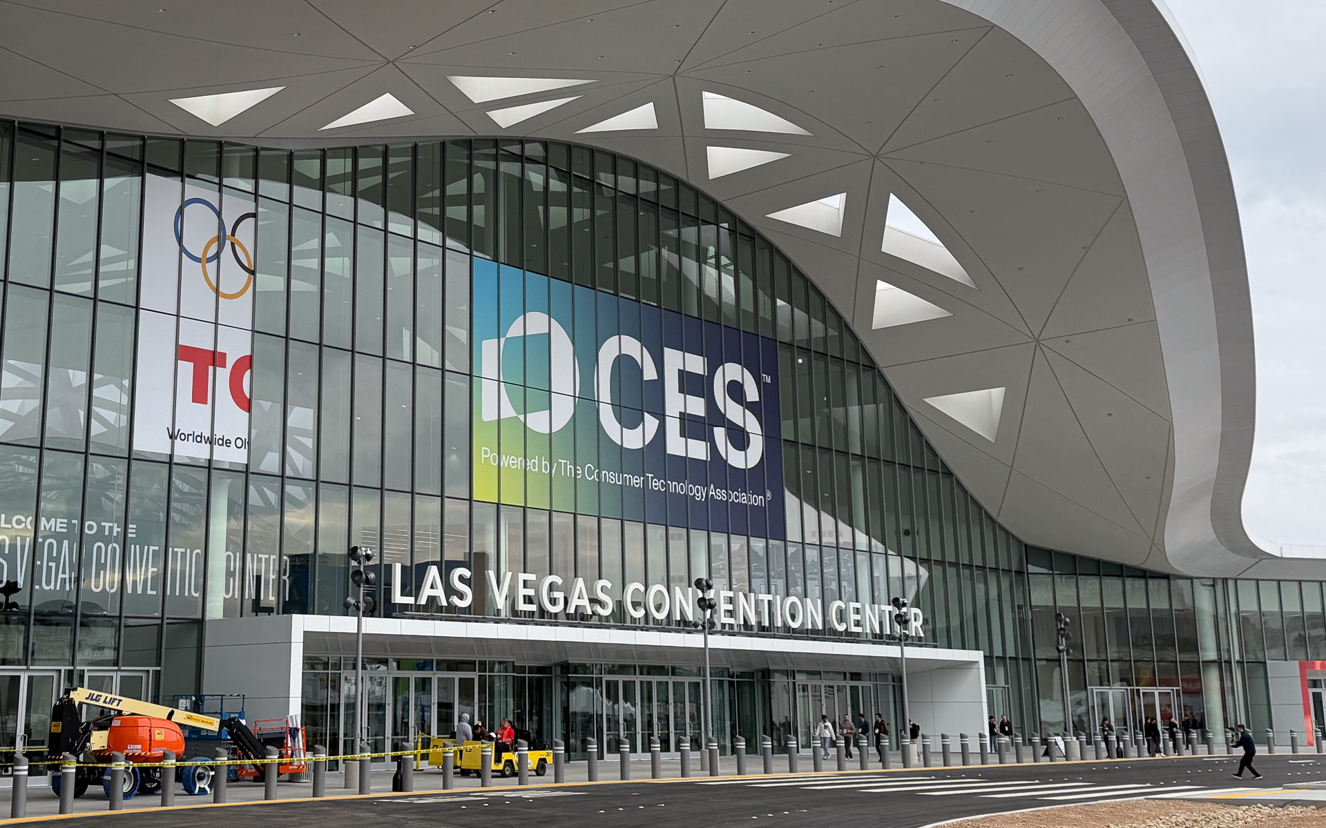 リニューアルされたセンターホールのエントランス。ぱっと見にはウエストホールエントランスとの区別が難しい。中もサイネージ用巨大ディスプレイが用意されている