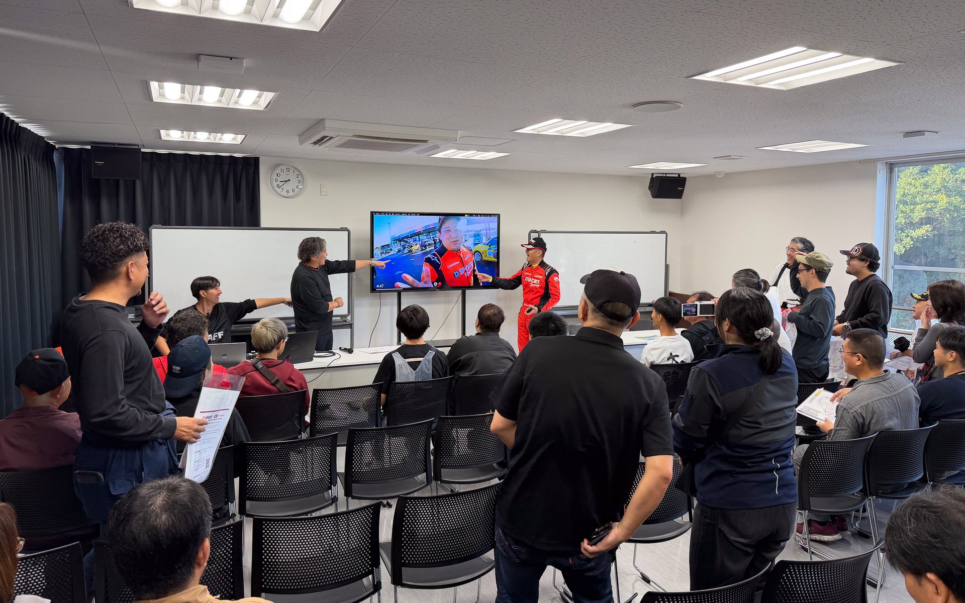 その後、相原選手はカメラを抱えてコースへ。殿村監督がリモート中継を解説