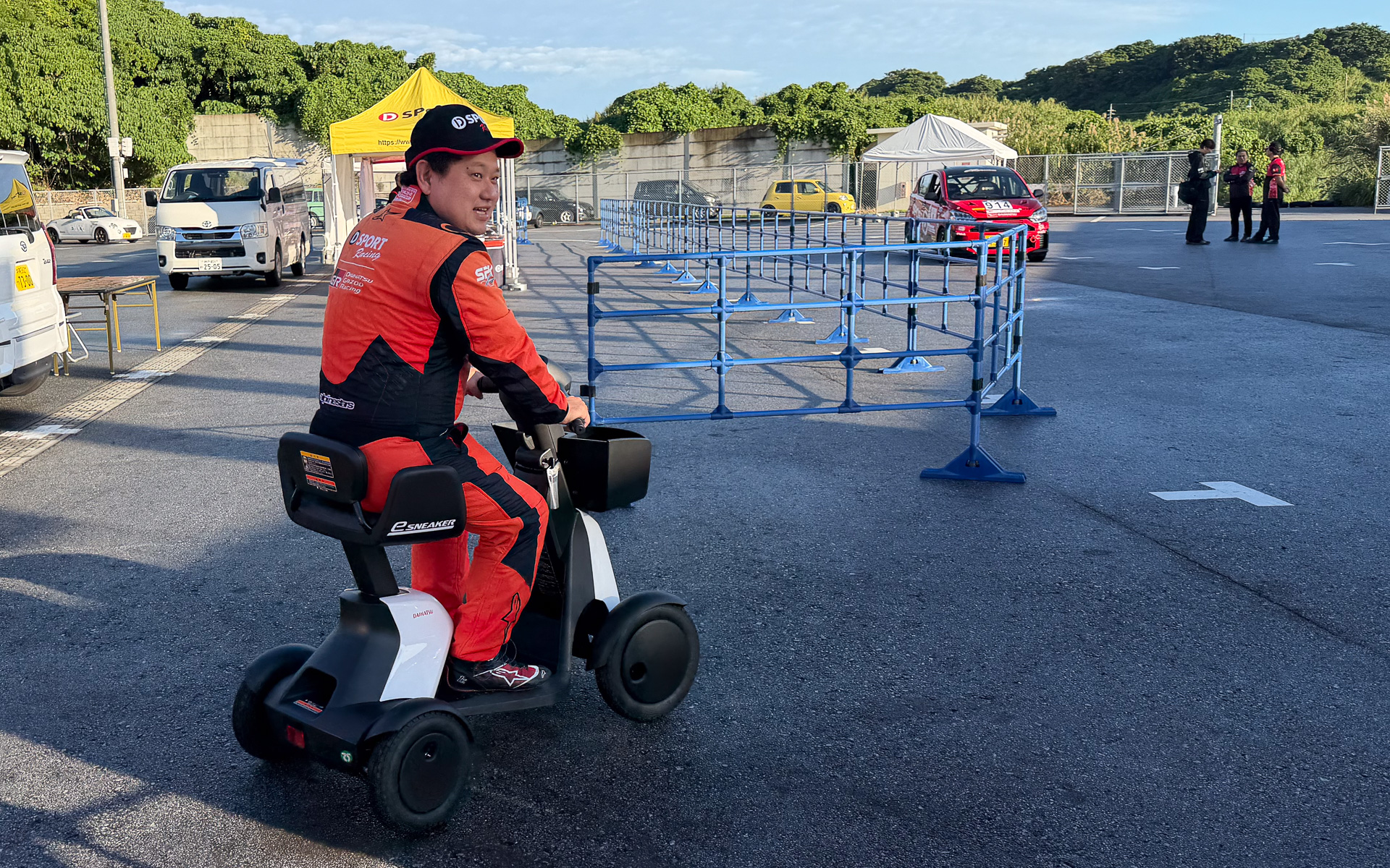 コース立ち入り可能な時間帯となり、改めてダイハツのeスニーカーで解説を行なう相原選手