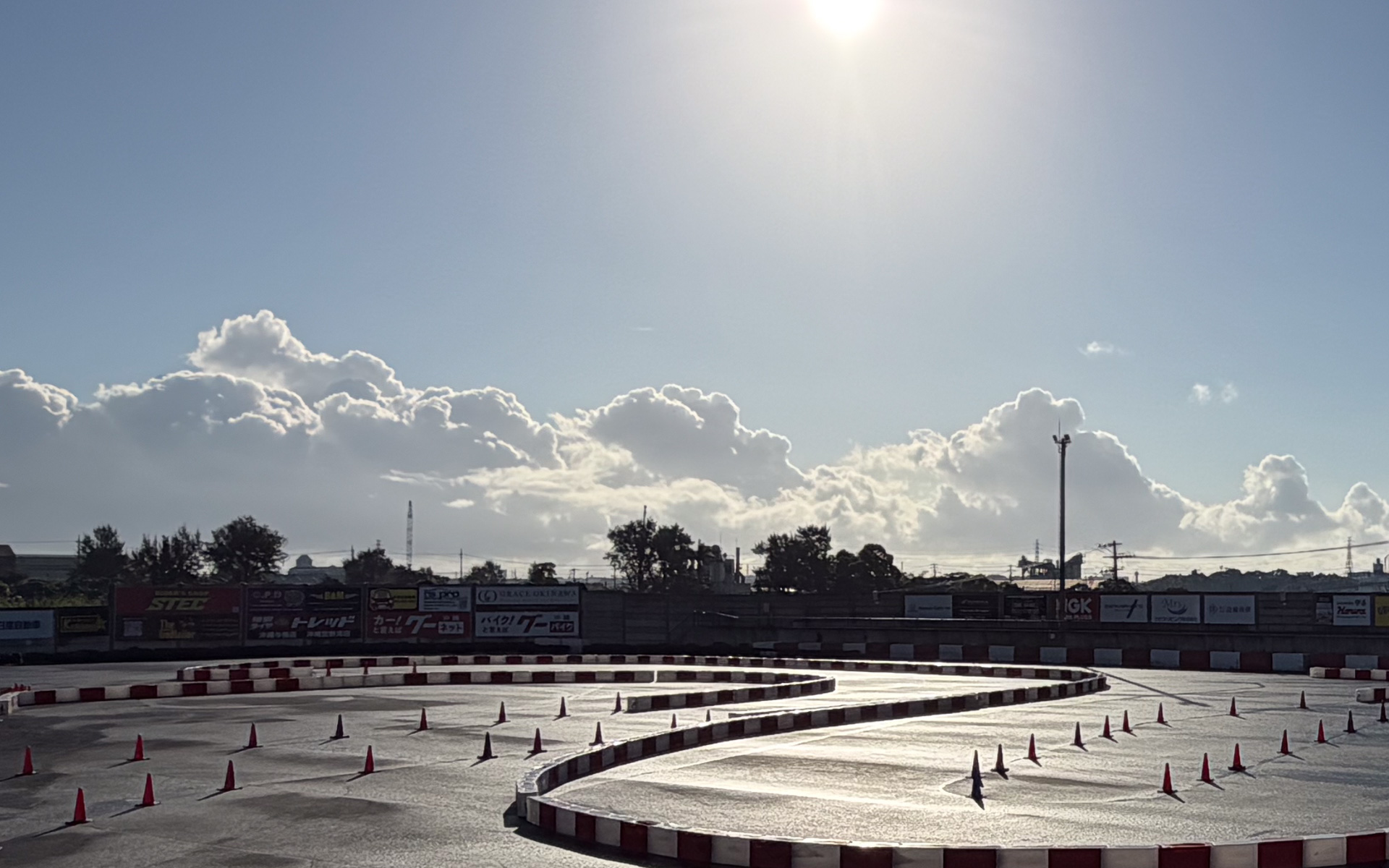 ちょっと回り込んだコーナーもある、モータースポーツマルチフィールド沖縄のコース設定