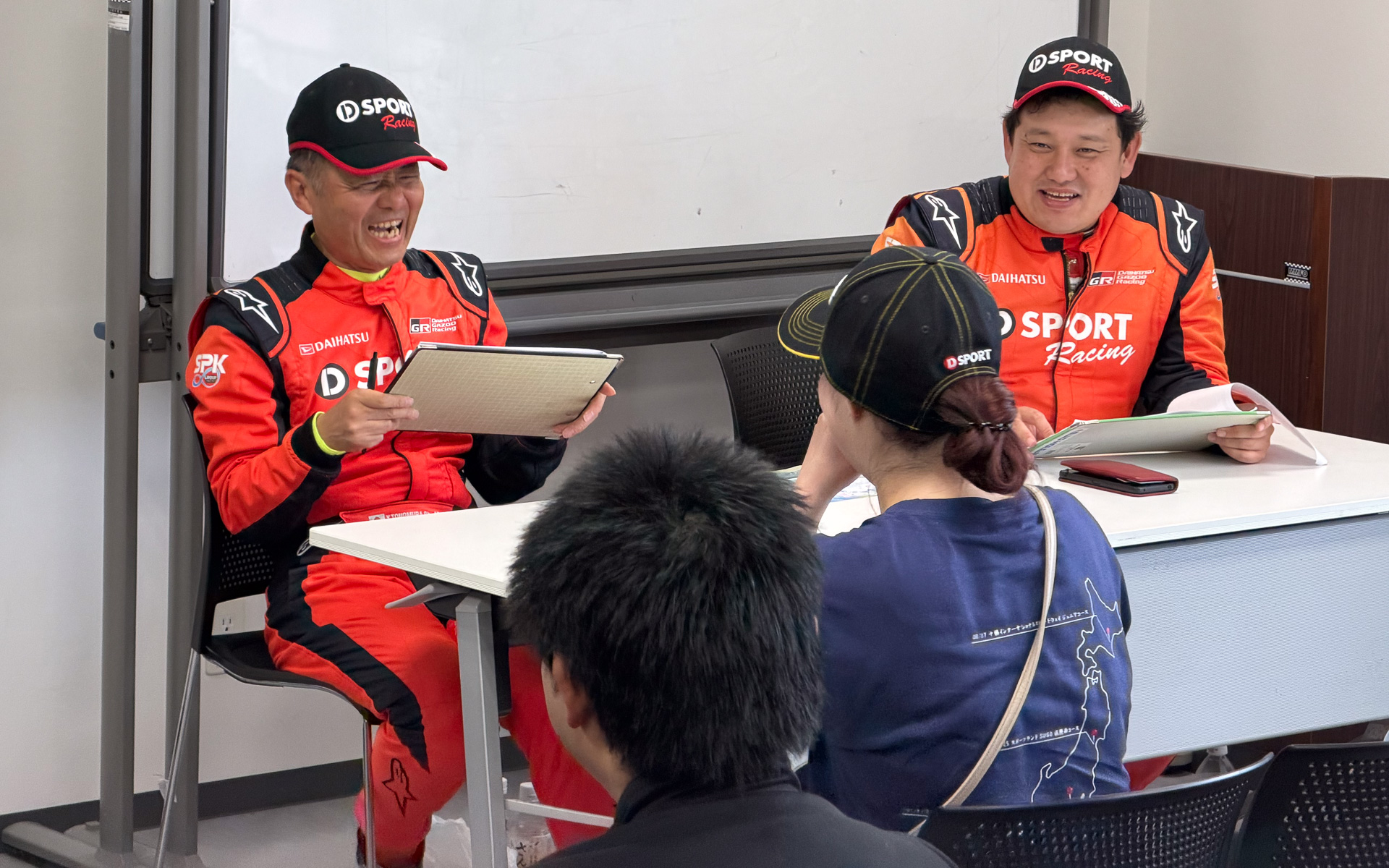 お昼の時間帯に行なわれた走行アドバイス。楽しげな雰囲気で進んでいるのが印象的だった