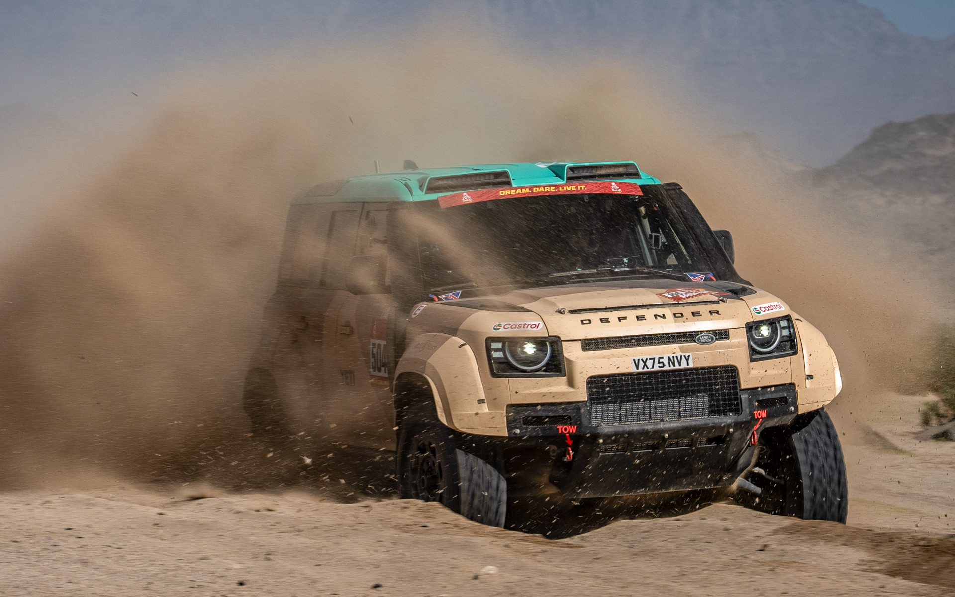 ダカールラリーに挑んでいる「ディフェンダー ダカール D7X-R」の走り