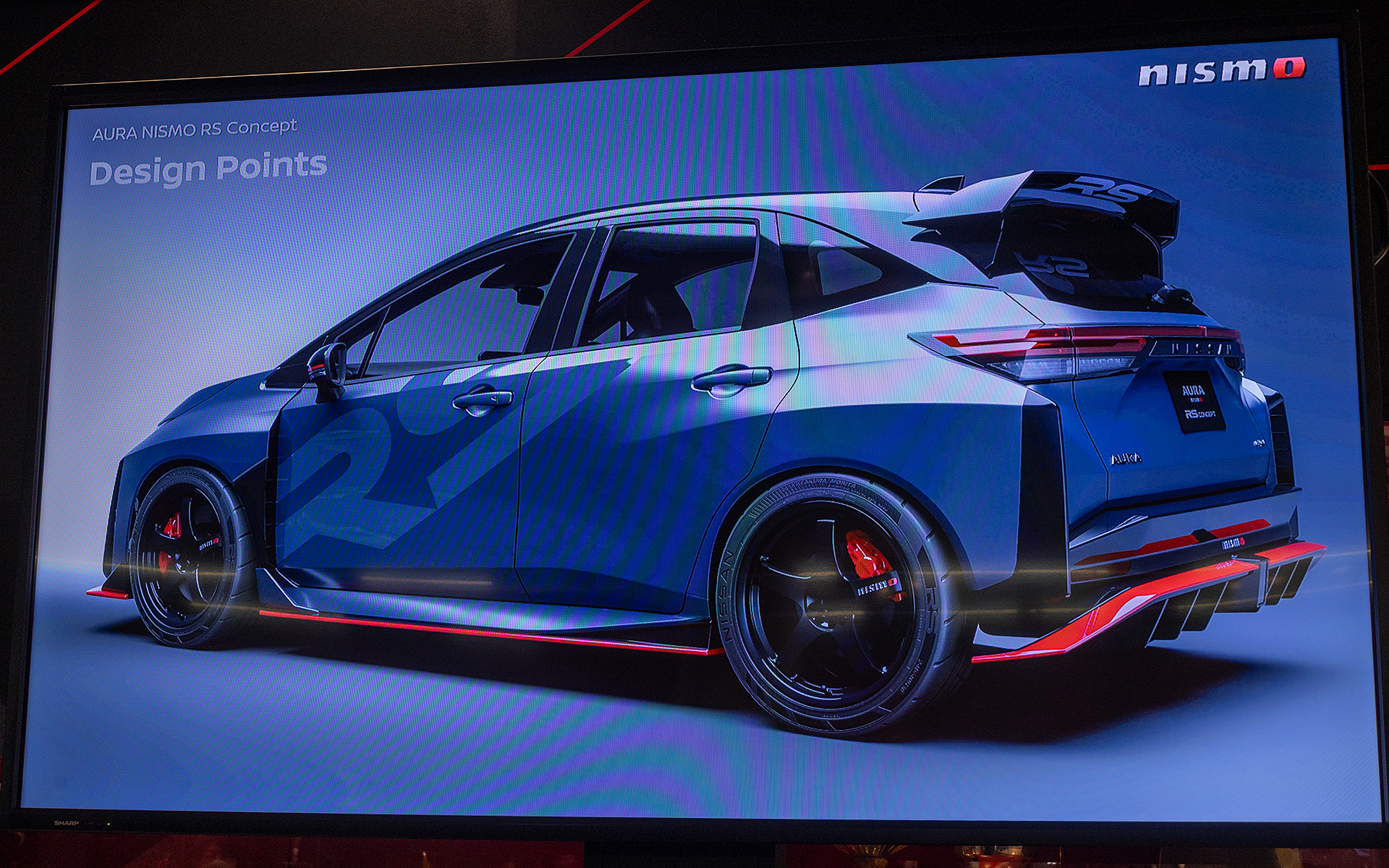 車体側面の風を下面に流れ込まないよう造形されている