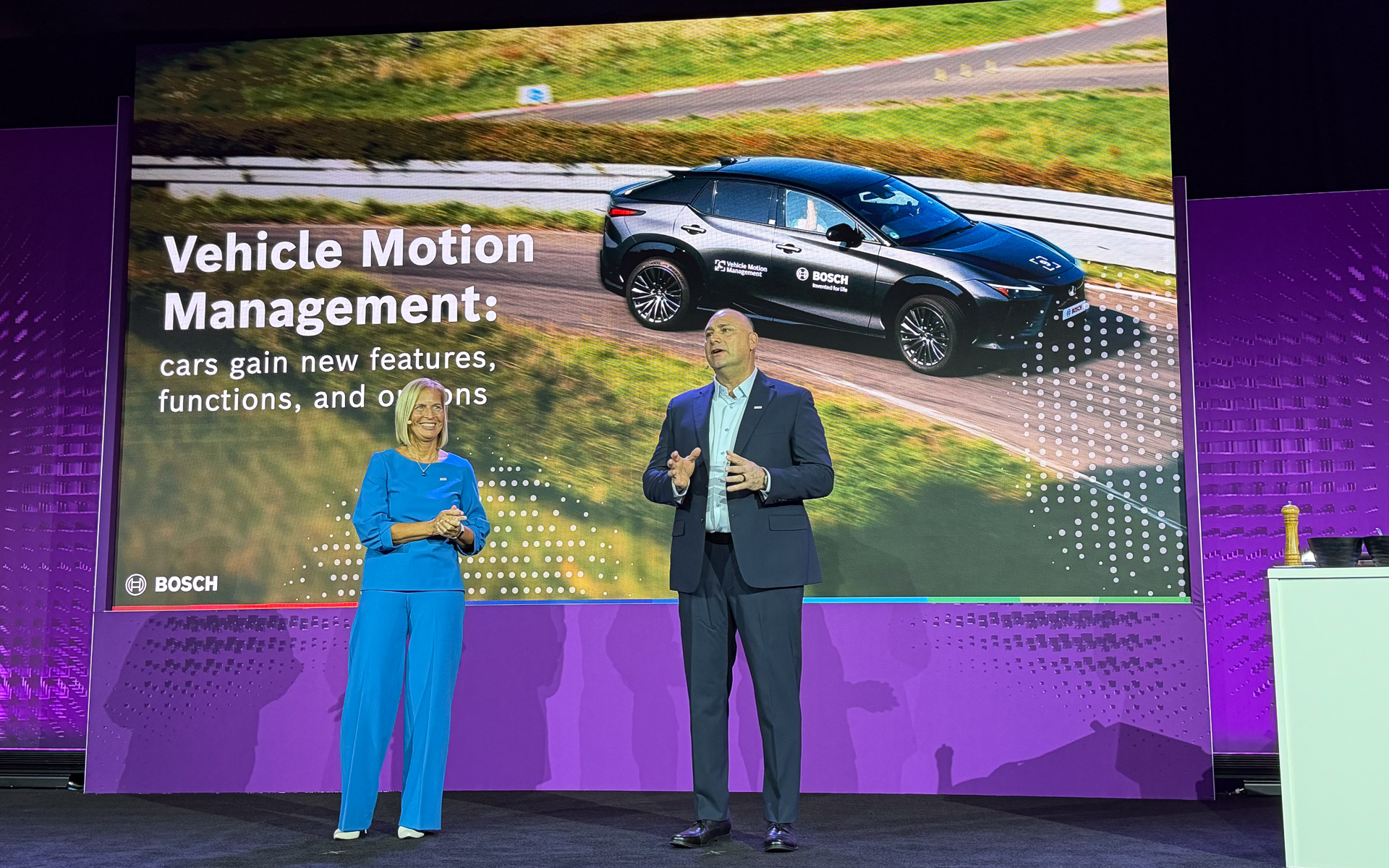 ビークルモーションマネジメントについて紹介するロバート・ボッシュGmbH取締役会メンバー タニア・リュッカート氏（左）と、ボッシュ北米法人社長 ポール・トーマス氏（右）