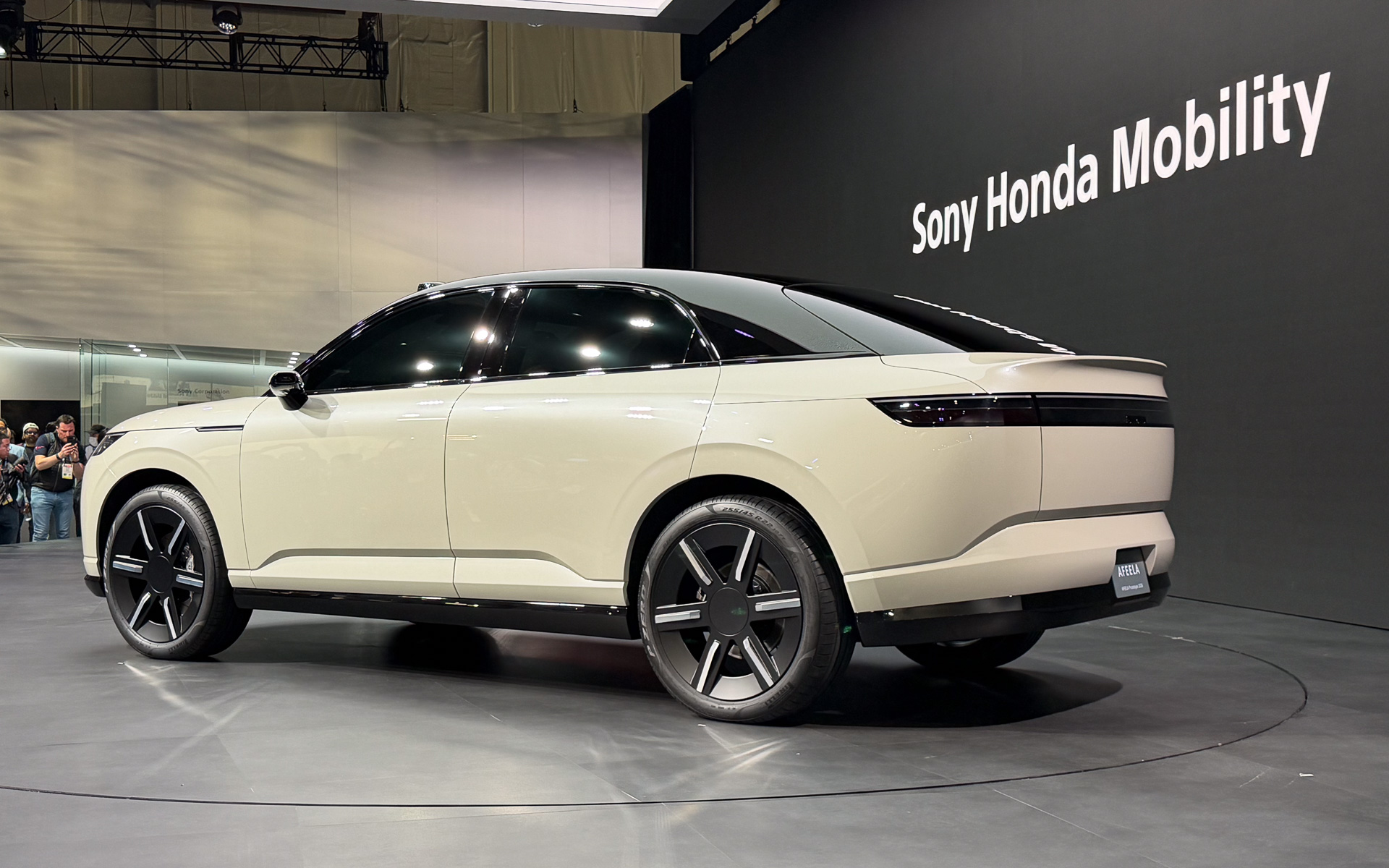 アフィーラ プロトタイプ 2026は最低地上高も高く、SUVタイプのクルマとなっていた