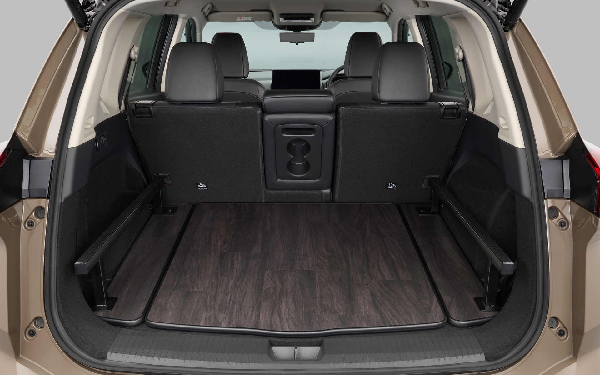 荷室に硬質のフロアパネルを装備