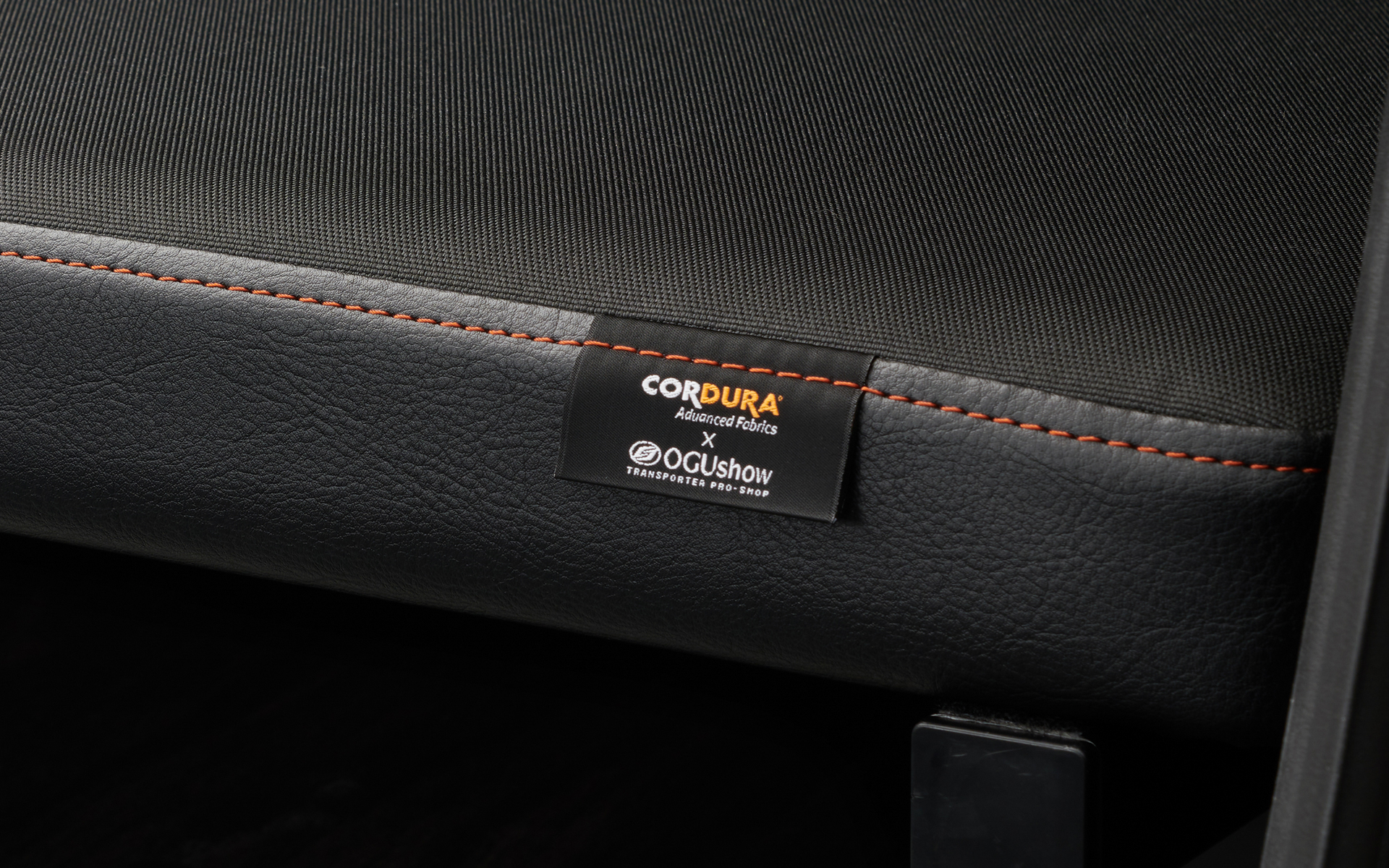 「ROCK CREEK」のシートと同様に、溶岩をイメージした「ラバレッド」のステッチをベッドマットにも施している