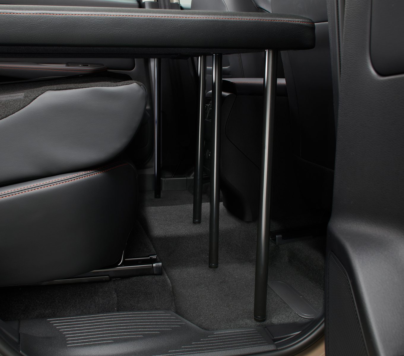 ベッドの前方（運転席と助手席の後ろ）は、支柱を4本完備して安定性を高めている