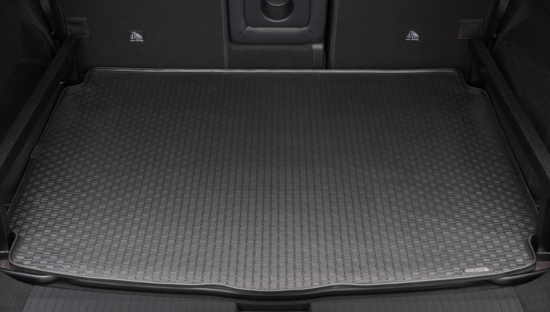 防水性・耐久性に優れたエラストマー素材（TPE）を採用し、濡れた荷物も気にせず積めるカーゴマット