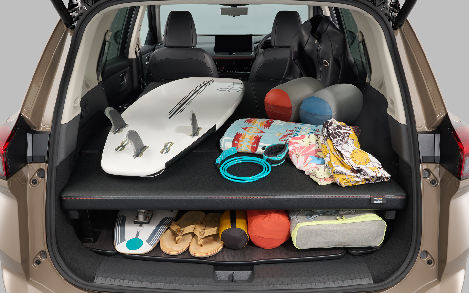 上段は長物の収納や就寝、下段は脱いだ靴や小物を収納できる