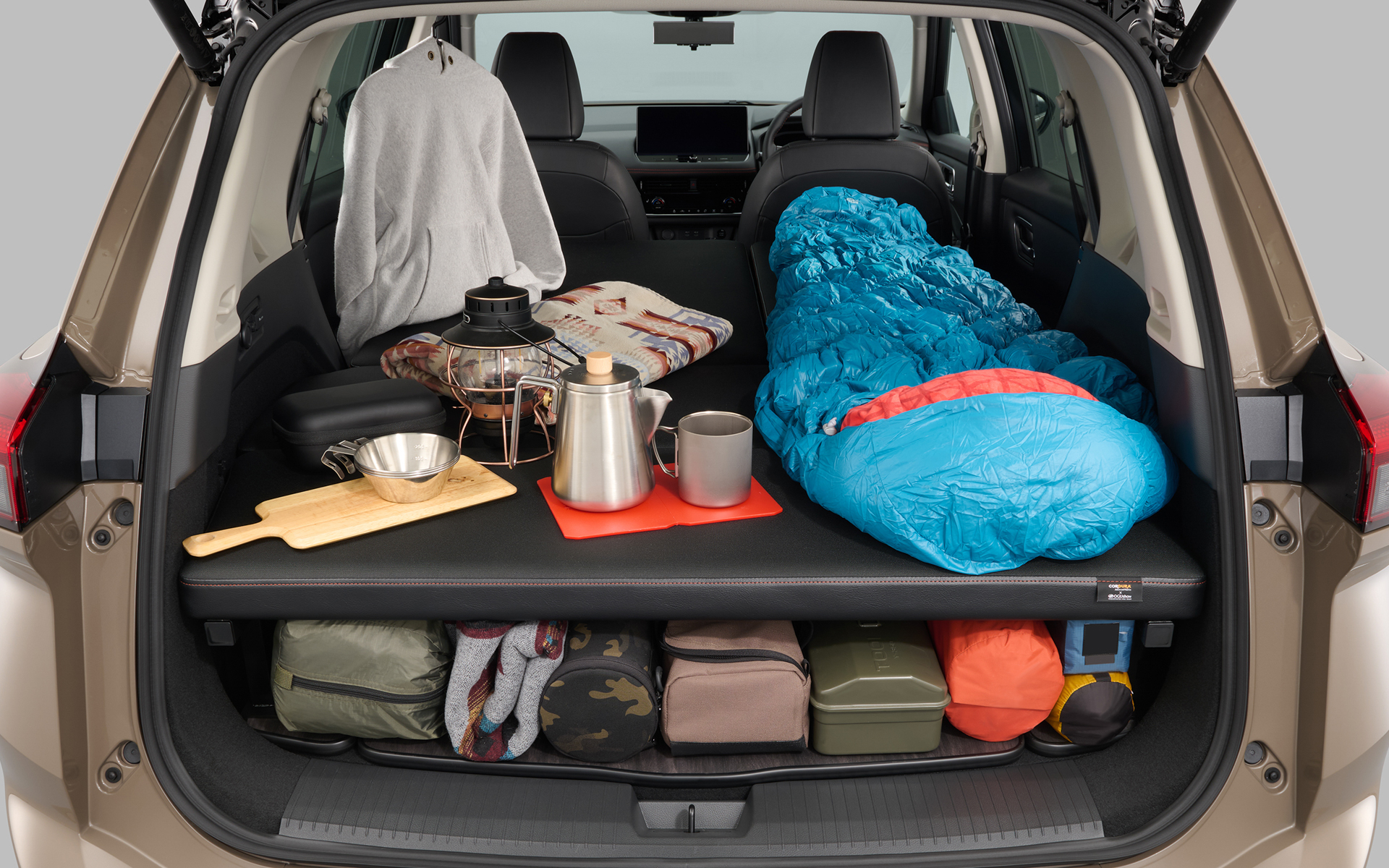 上段は長物の収納や就寝、下段は脱いだ靴や小物を収納できる