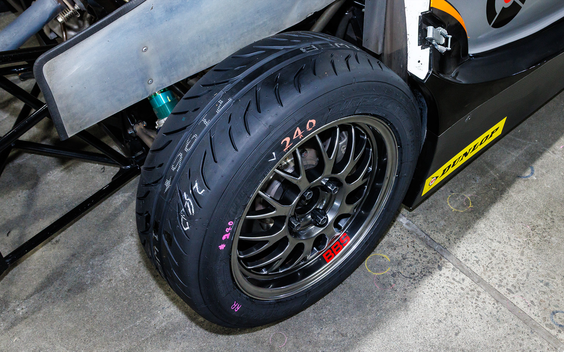 240号車「OPTIMUS☆BBS☆MOMOVITA」で参戦するTeam Phoenixのピット