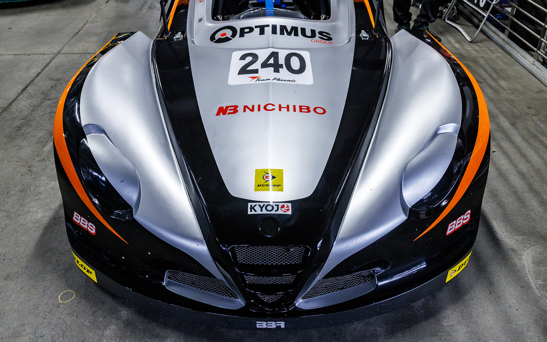 240号車「OPTIMUS☆BBS☆MOMOVITA」で参戦するTeam Phoenixのピット