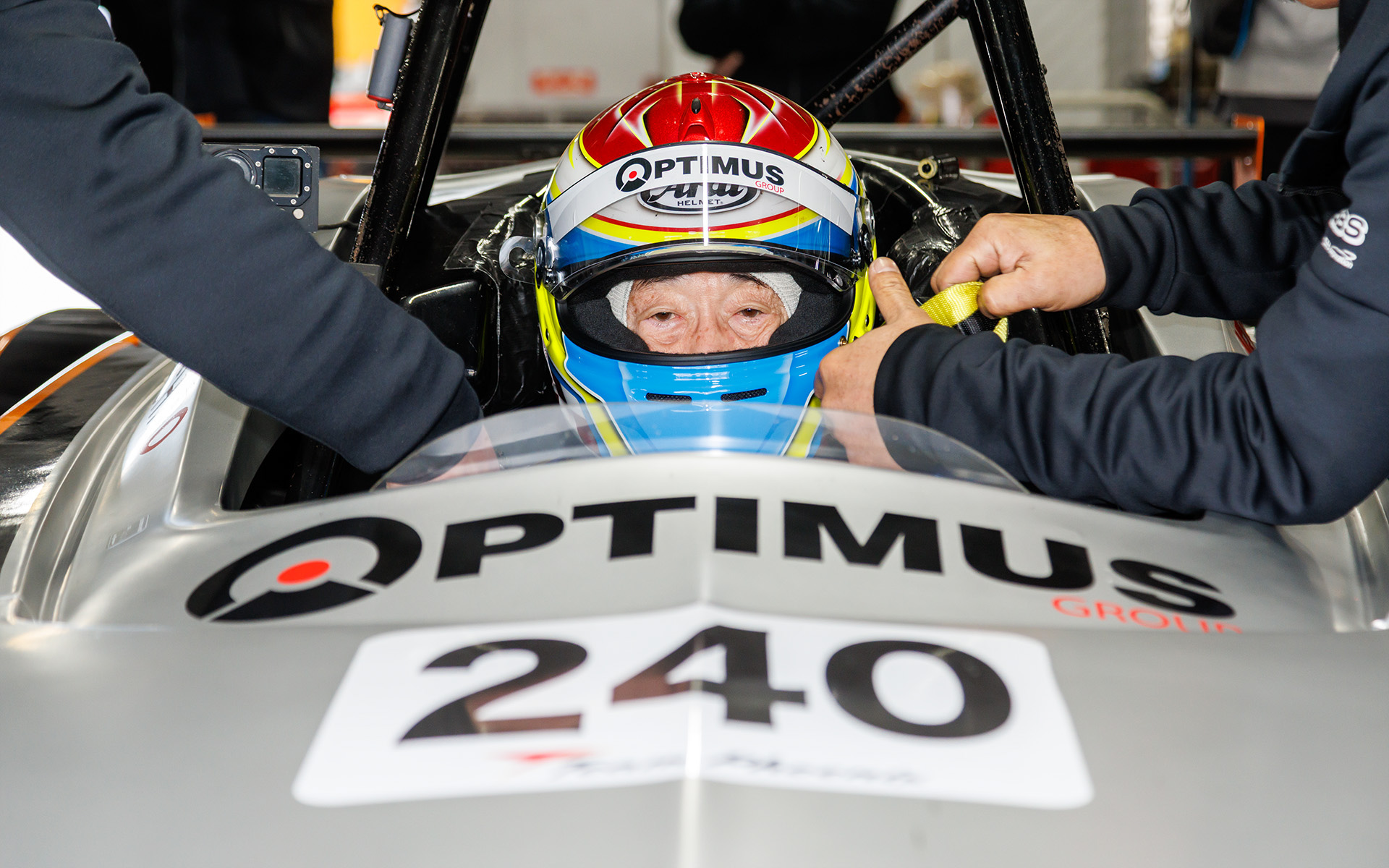 240号車「OPTIMUS☆BBS☆MOMOVITA」で参戦するTeam Phoenixのピット