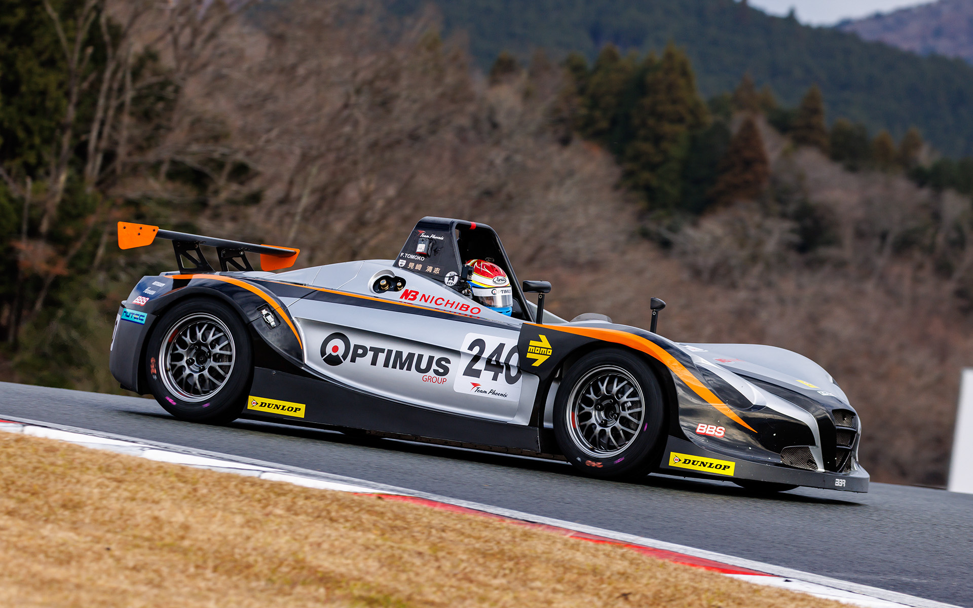 240号車「OPTIMUS☆BBS☆MOMOVITA」で参戦するTeam Phoenix