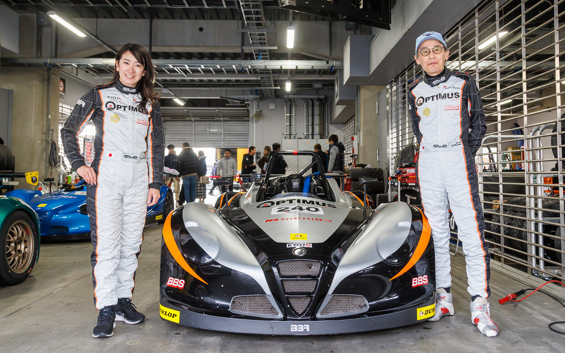 240号車「OPTIMUS☆BBS☆MOMOVITA」で参戦した藤島知子選手（左）と見崎清志選手（右）