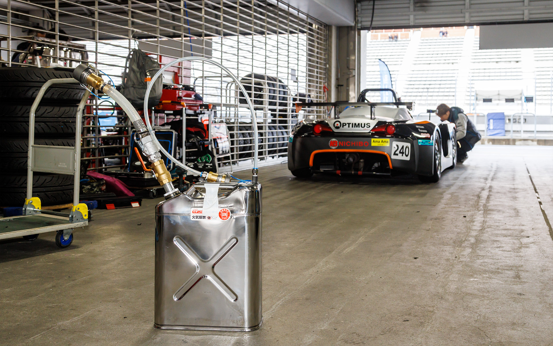 240号車「OPTIMUS☆BBS☆MOMOVITA」で参戦するTeam Phoenixのピット