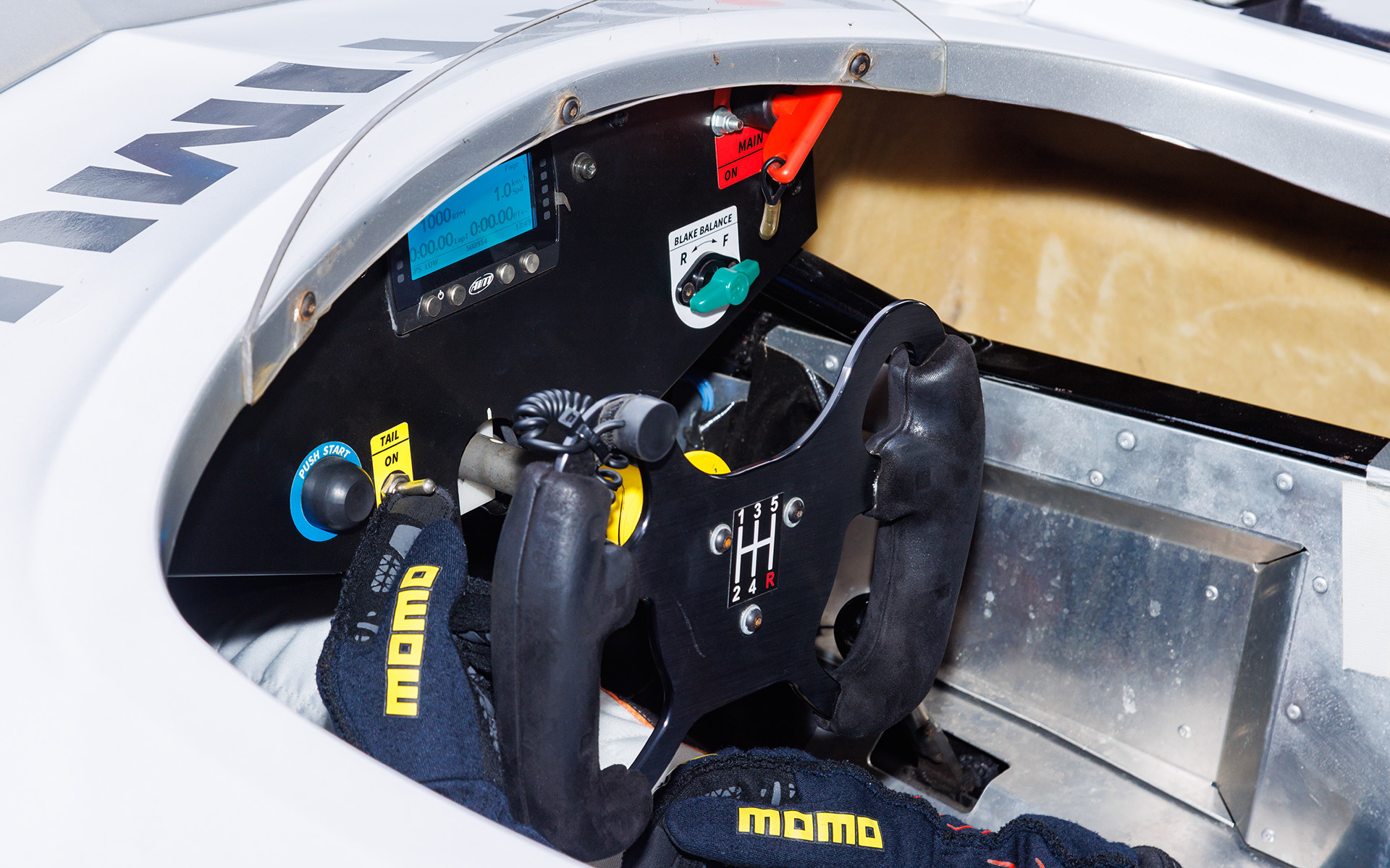 240号車「OPTIMUS☆BBS☆MOMOVITA」で参戦するTeam Phoenixのピット