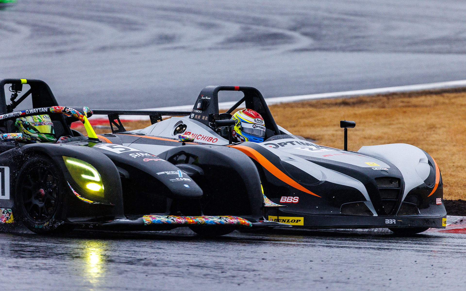 レースは「Vitz RS」のエンジンを搭載する「VITA-01」と2.0リッターの「M20-FKS」エンジンを搭載する「v.Granz」との混走