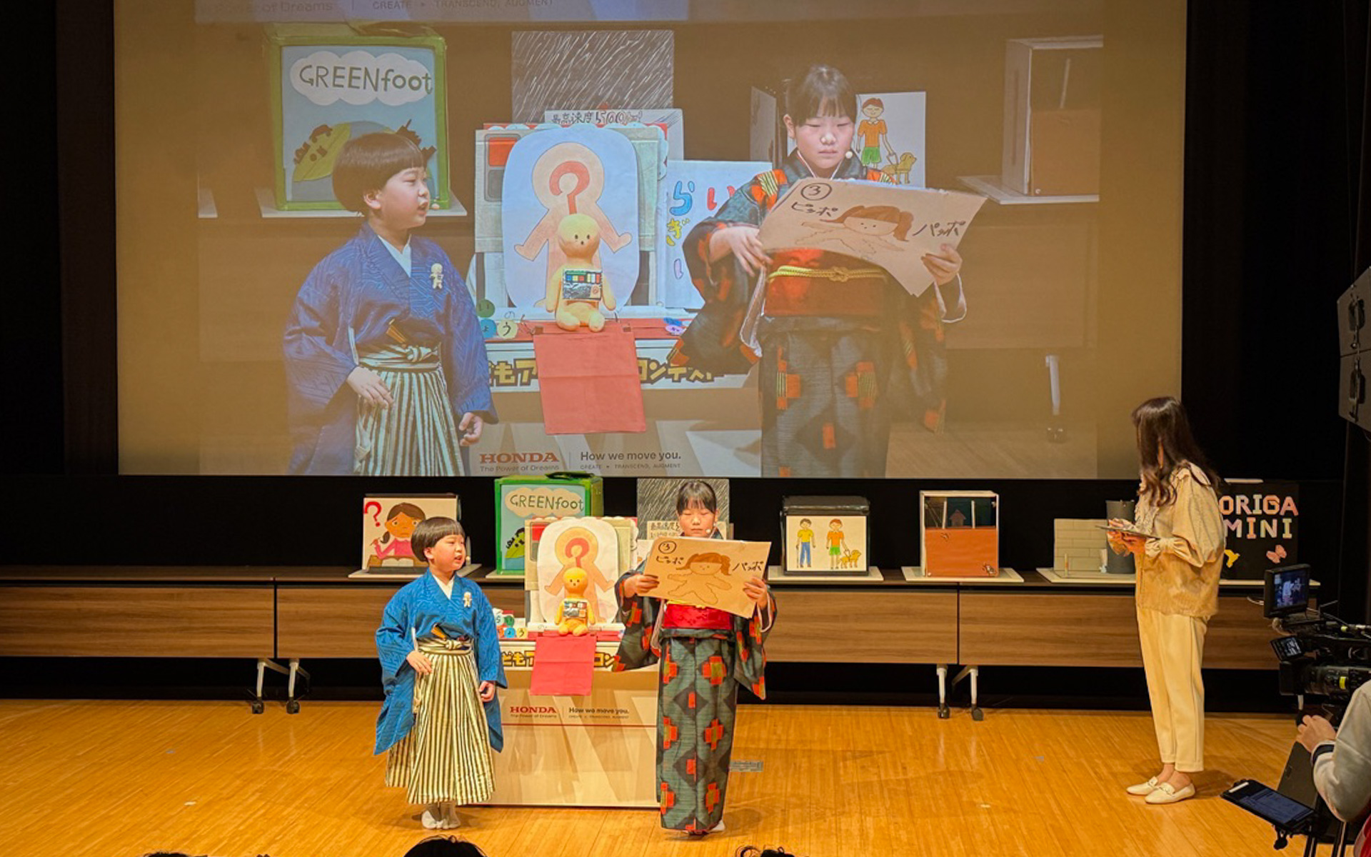 着物姿が素敵な兄弟でのプレゼンを頑張ってくれた、作品名「みらいにんぎょう　ぼくわたし」の秋田県・小学4年生の根本侑茉さんと1年生の弓有吾さん。高学年の部の優秀賞に輝きました