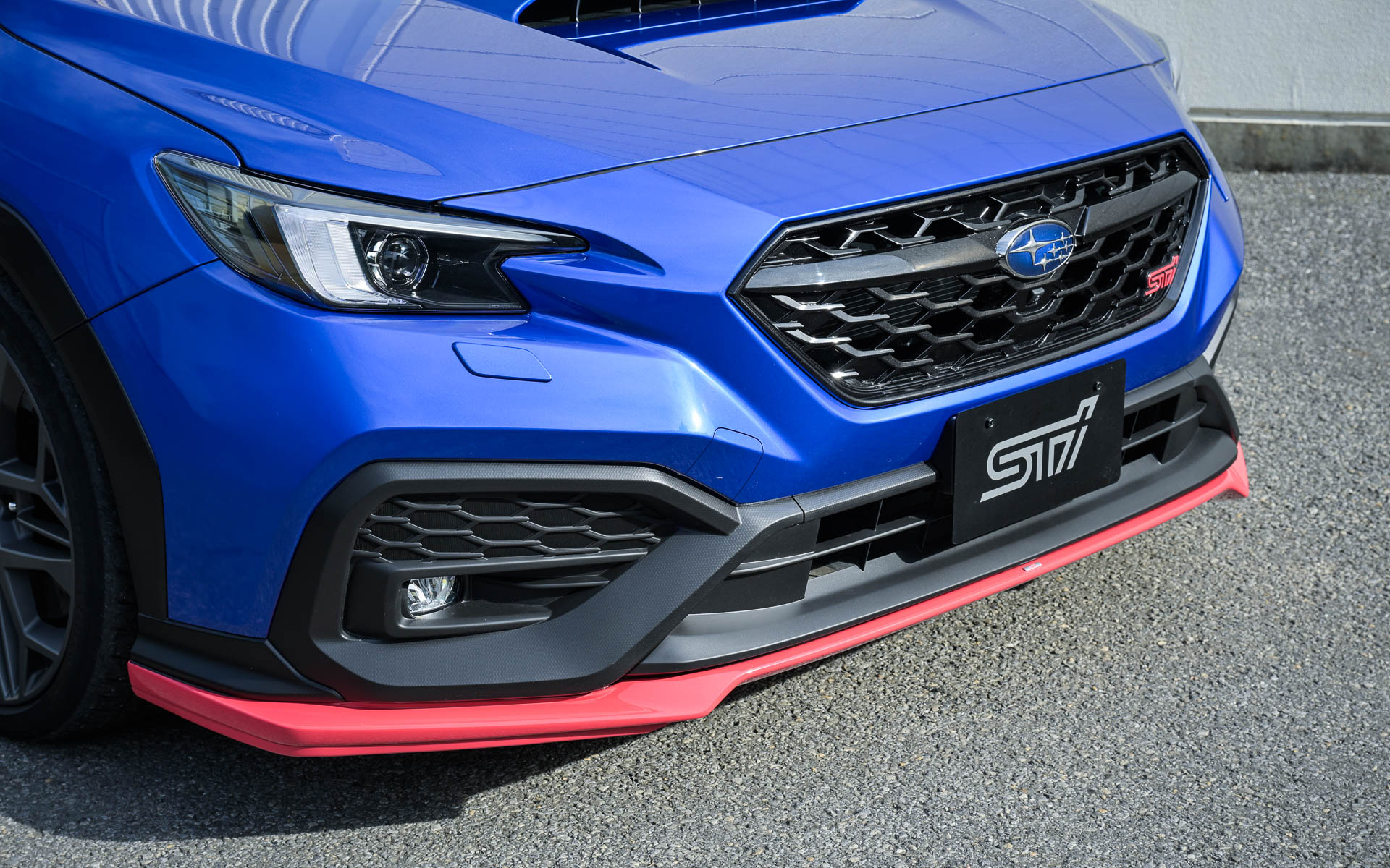 MT専用のタワーバーやエアロパーツ、小型トランクスポイラーといったさまざまなSTIパーツを装着