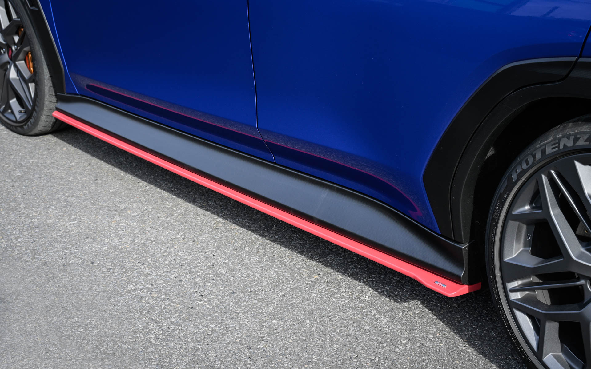 MT専用のタワーバーやエアロパーツ、小型トランクスポイラーといったさまざまなSTIパーツを装着