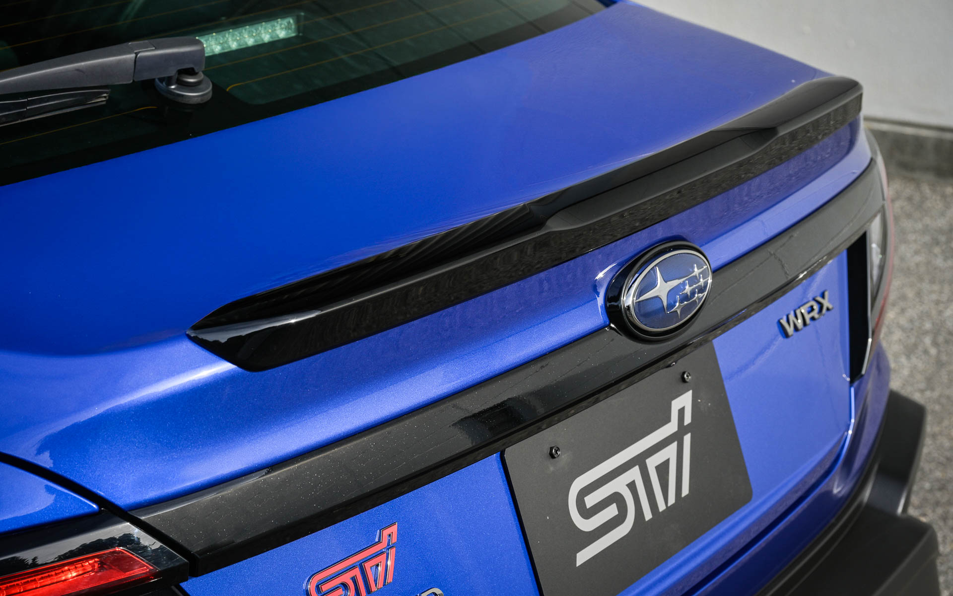 MT専用のタワーバーやエアロパーツ、小型トランクスポイラーといったさまざまなSTIパーツを装着