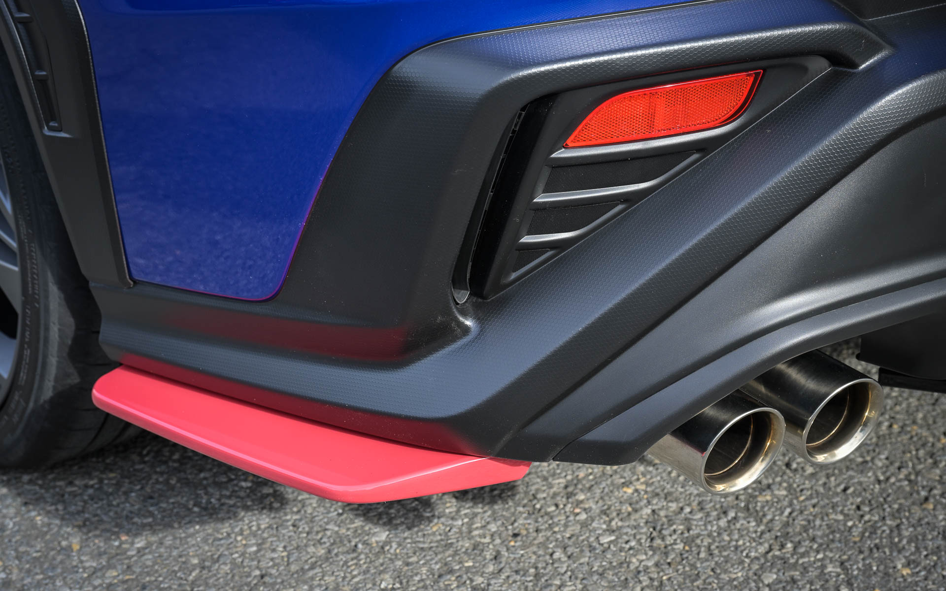 MT専用のタワーバーやエアロパーツ、小型トランクスポイラーといったさまざまなSTIパーツを装着