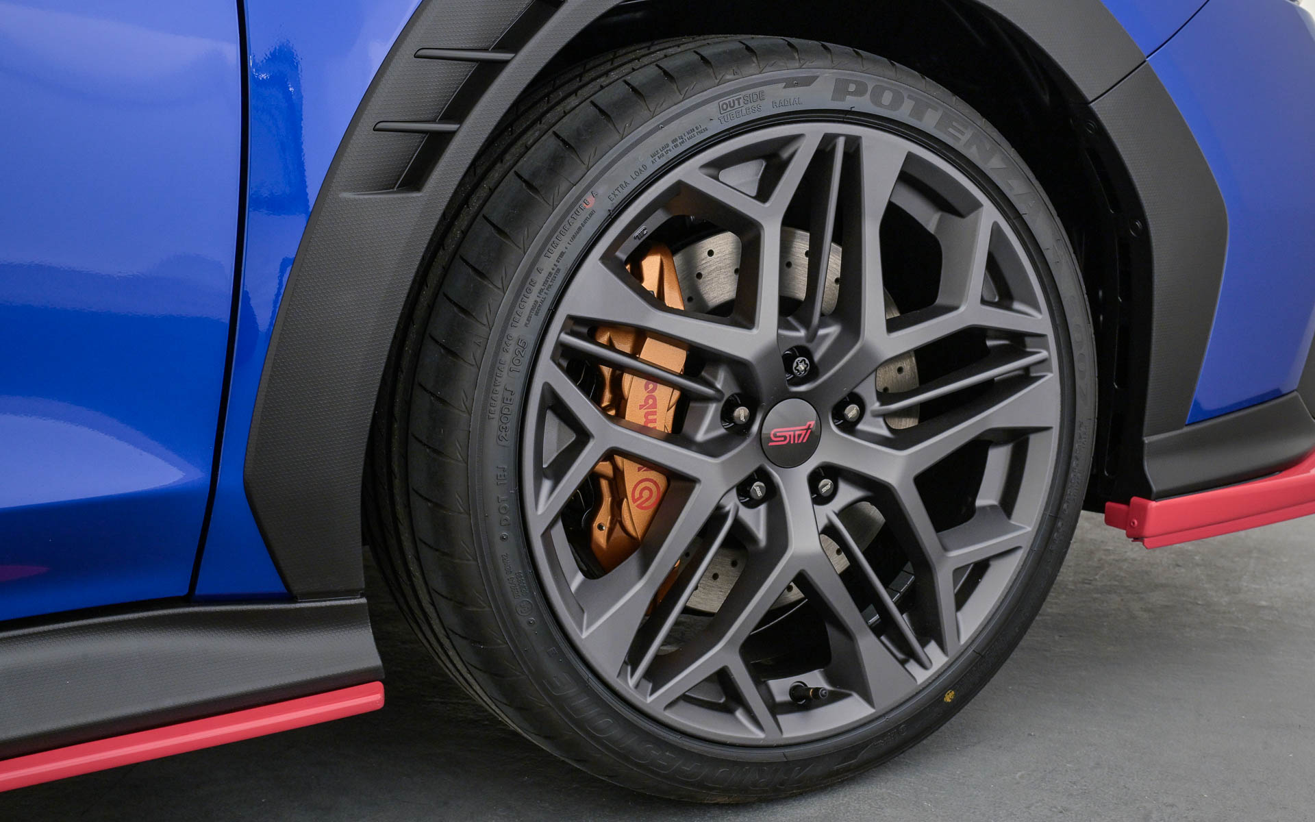 マットグレイ塗装の19インチアルミホイールを採用。ゴールド塗装のbrembo製ブレーキキャリパーを装着する