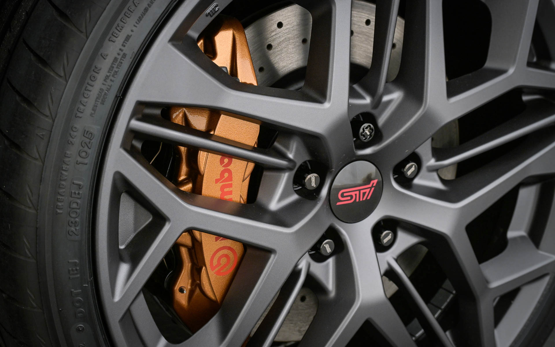 マットグレイ塗装の19インチアルミホイールを採用。ゴールド塗装のbrembo製ブレーキキャリパーを装着する