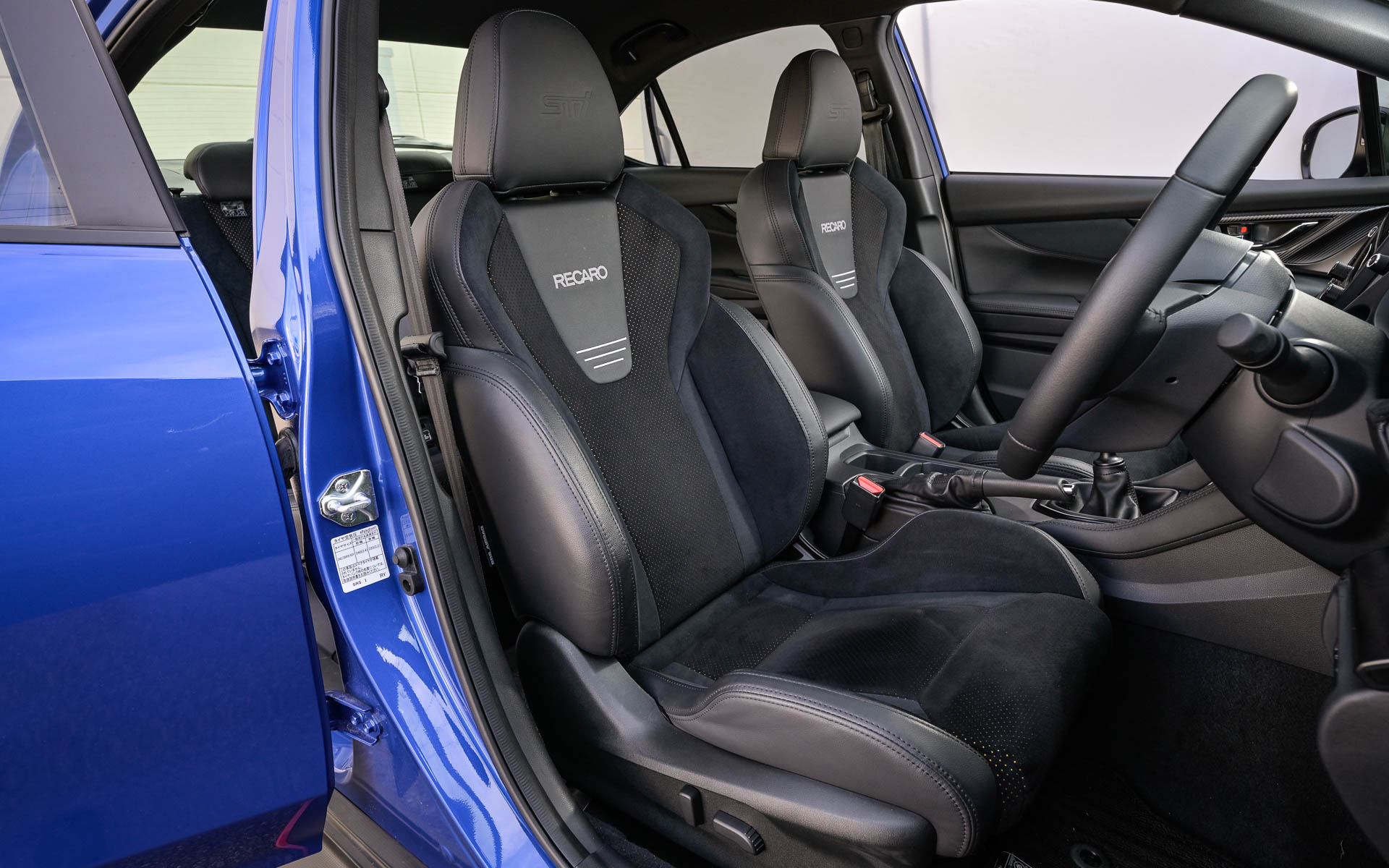 Fotele przednie RECARO z tapicerką ultra zamszową