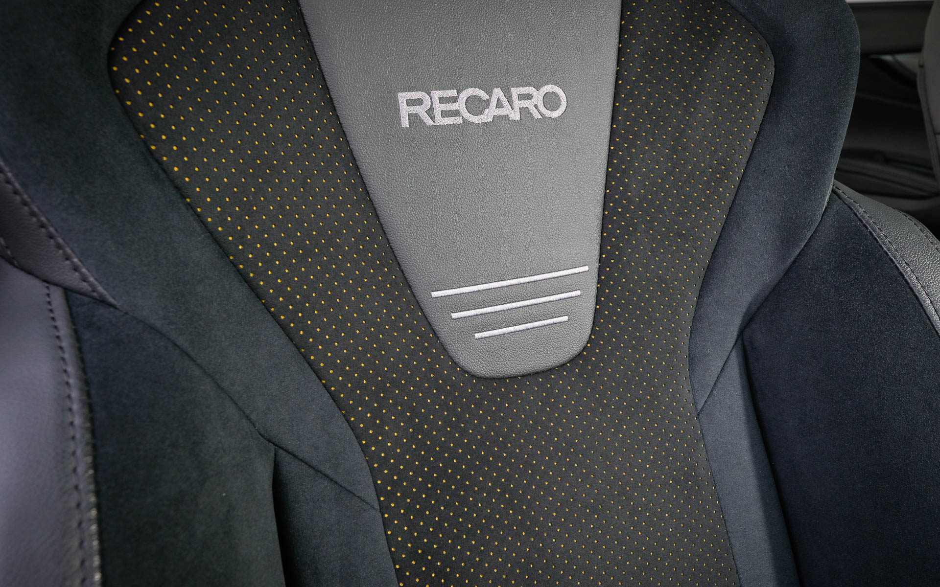 ウルトラスエード表皮のRECAROフロントシートを採用