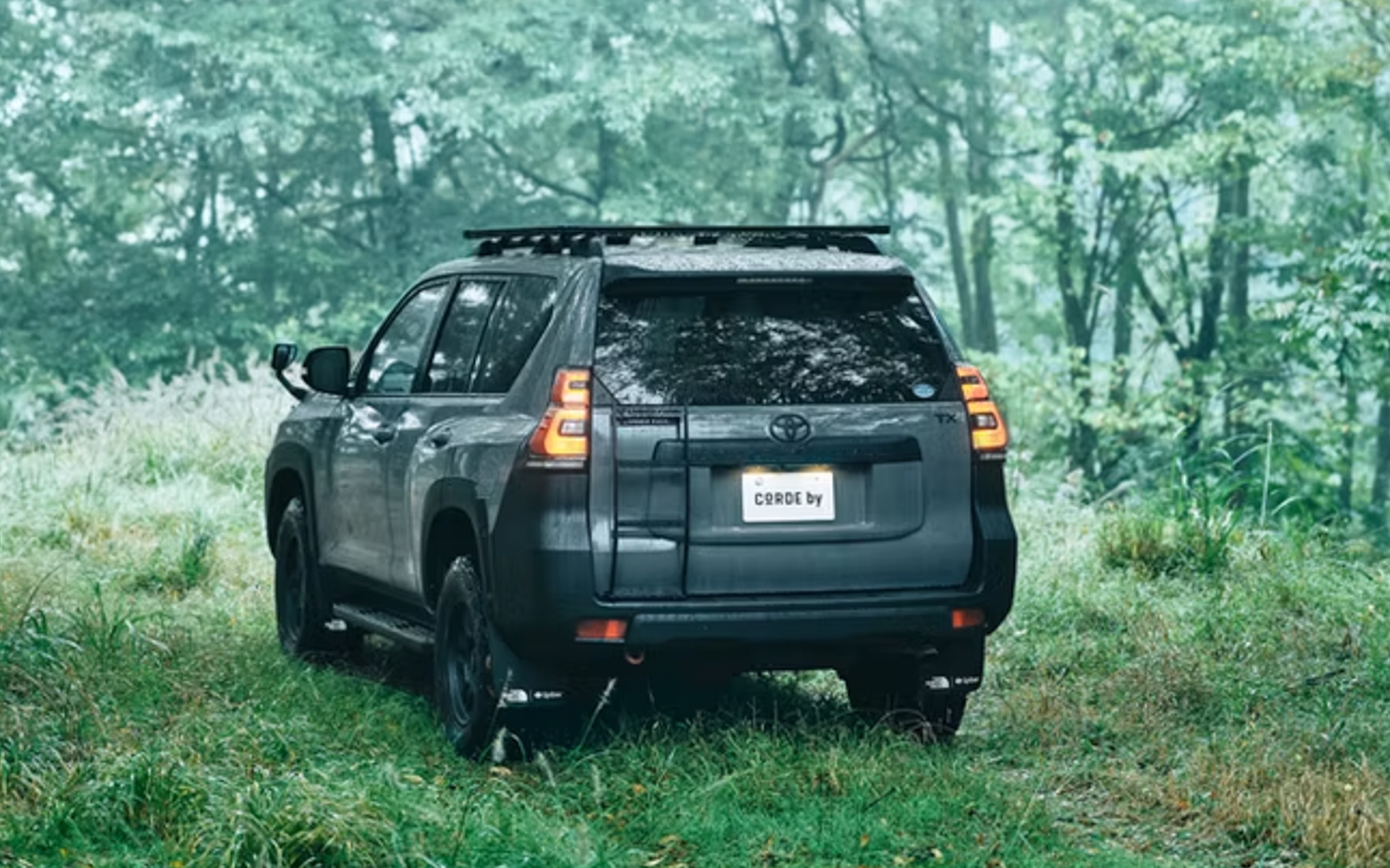 ランドクルーザープラド“NEWSCAPE”（グラファイトグレーモデル）