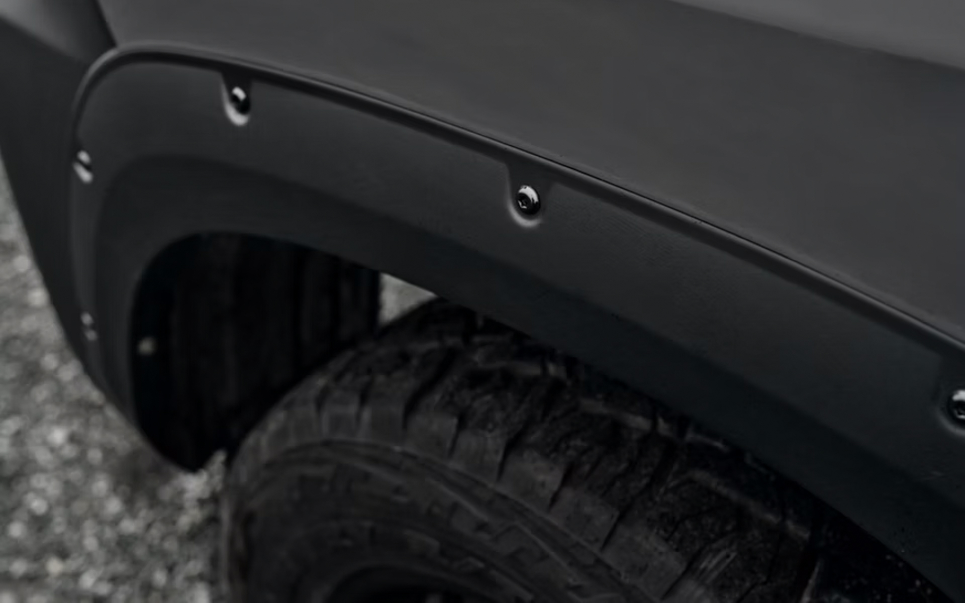 グラファイトグレーは専用のフェンダーガーニッシュを装着