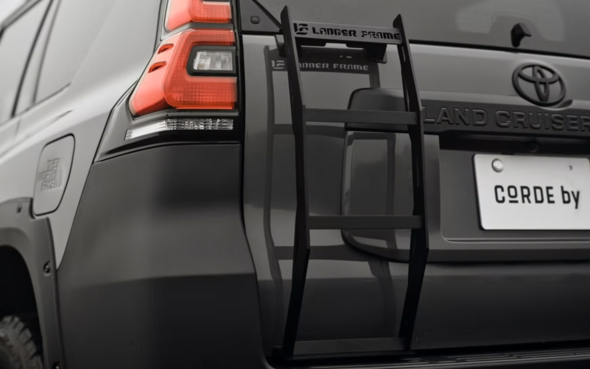 リアガラスの開閉をさまたげない専用のハーフラダーを完備