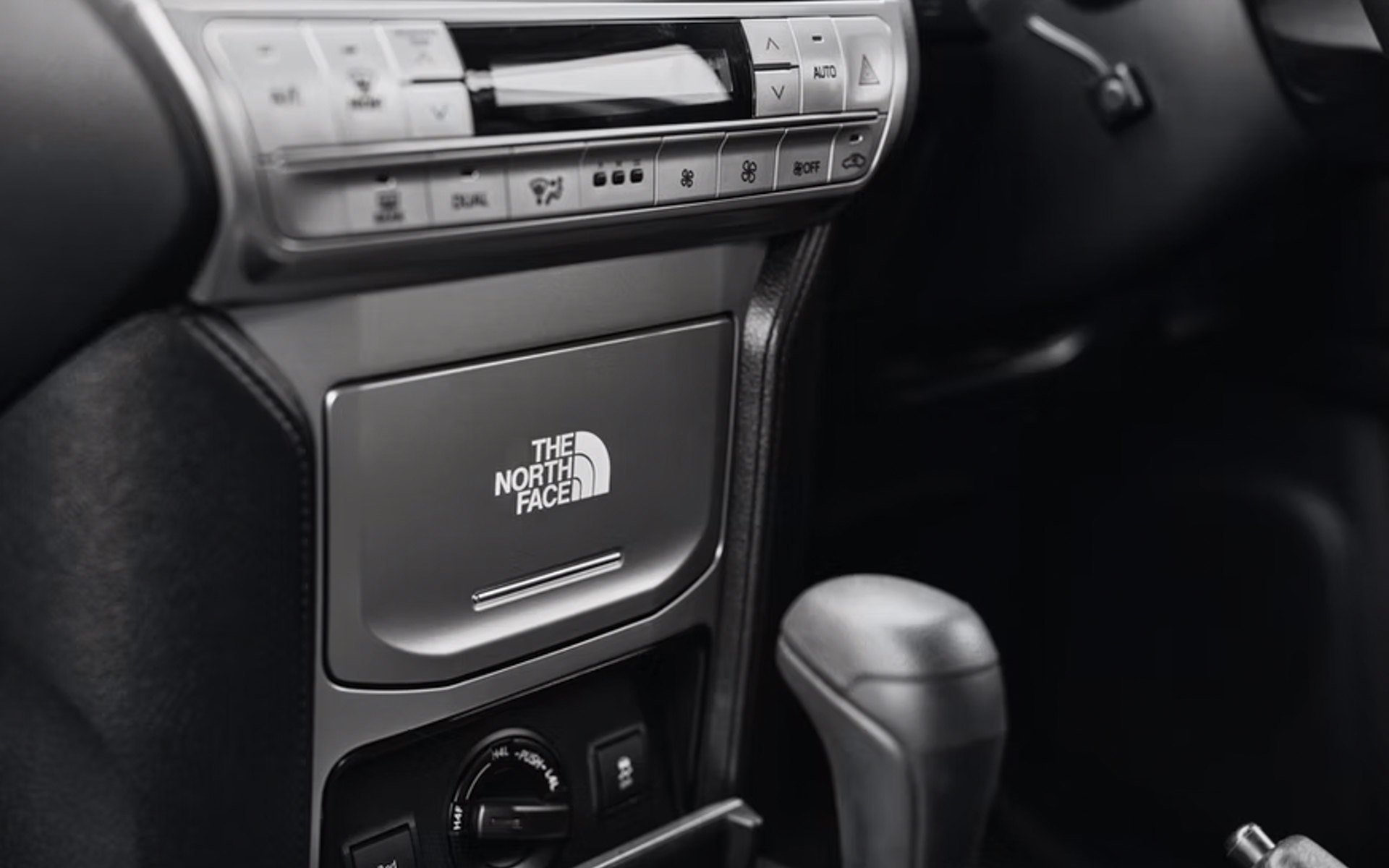 センターコンソールボックスにも「THE NORTH FACE」のロゴがあしらわれる