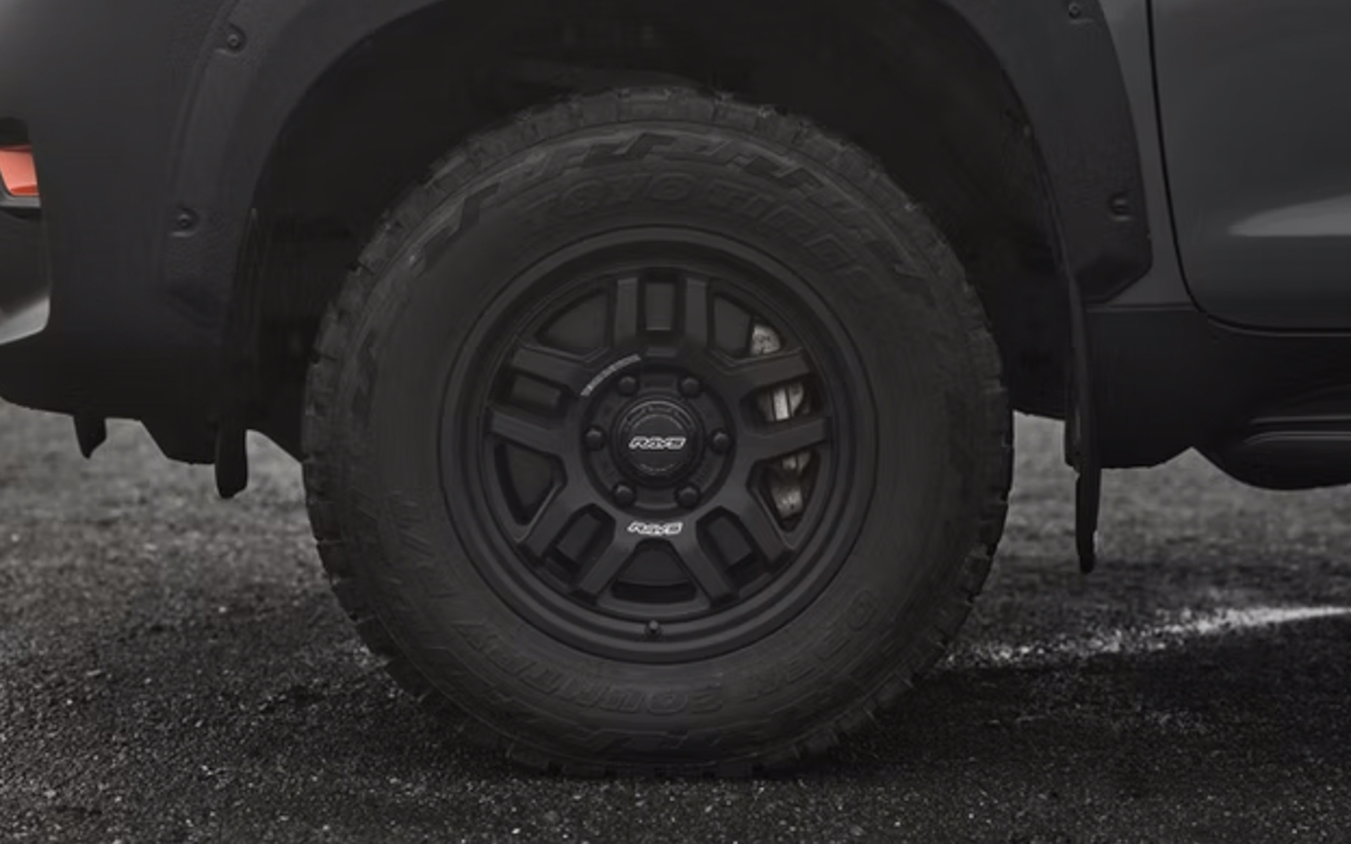 ホイールはRAYSをチョイス。タイヤはホワイトレター（白文字仕様）も選択できる