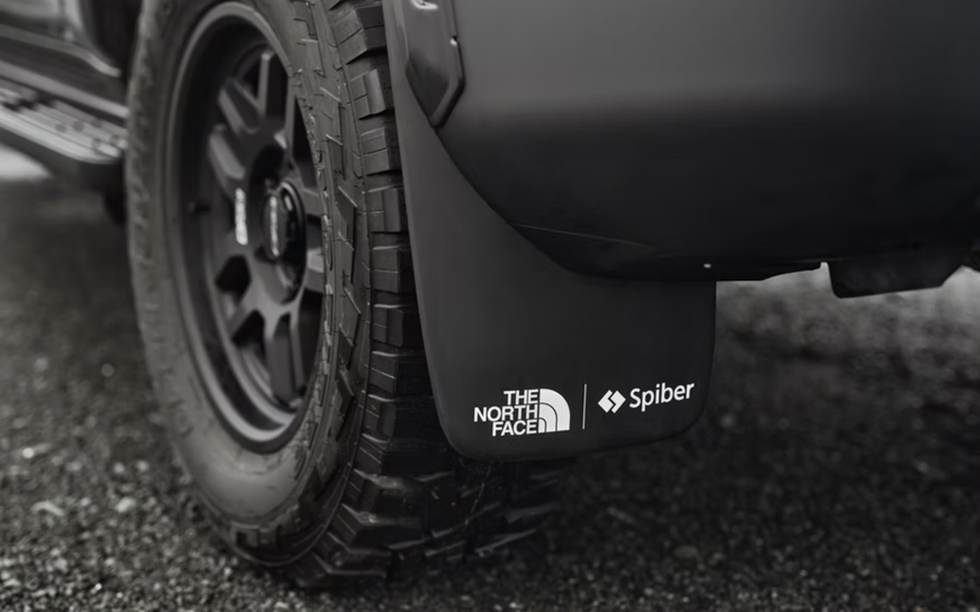 「THE NORTH FACE」と「Spiber」のダブルロゴ入りマッドガード